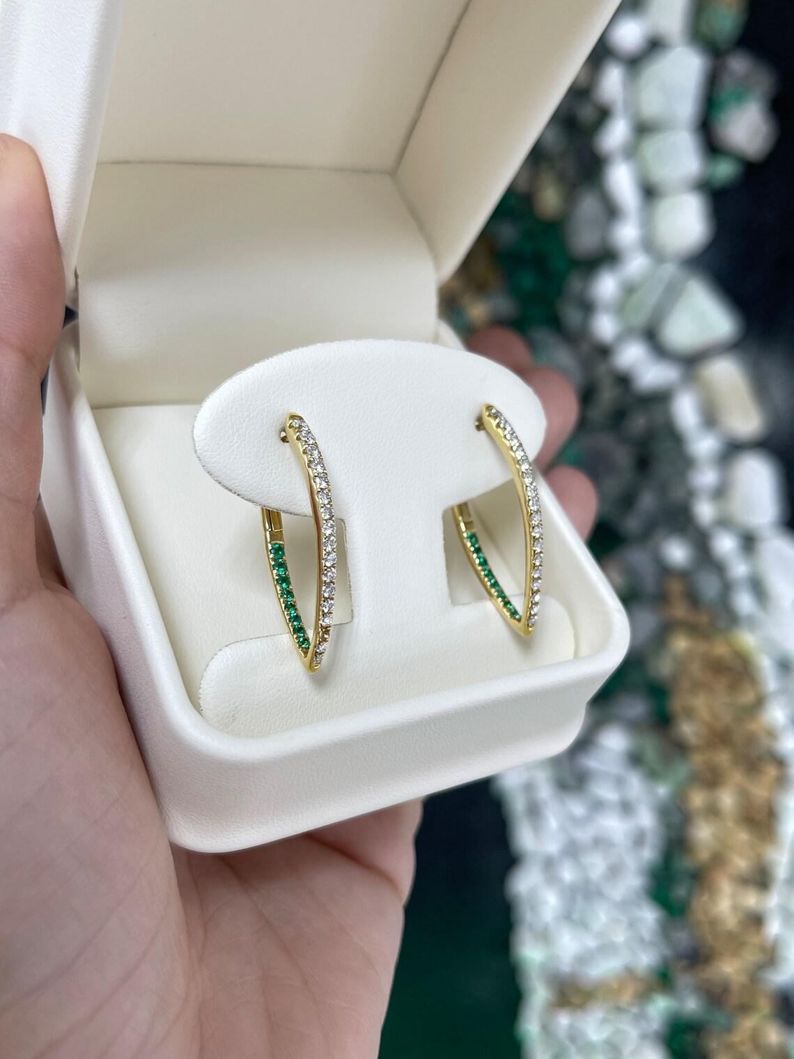 Pendientes de oro de 14 quilates con diamantes y esmeraldas en forma de aro y gota en V de 1,51 qtc Engastados Vivid Lush en venta 1