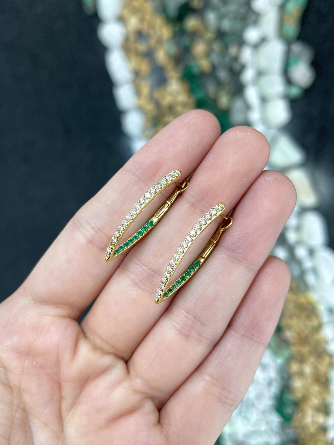Pendientes de oro de 14 quilates con diamantes y esmeraldas en forma de aro y gota en V de 1,51 qtc Engastados Vivid Lush en venta 2