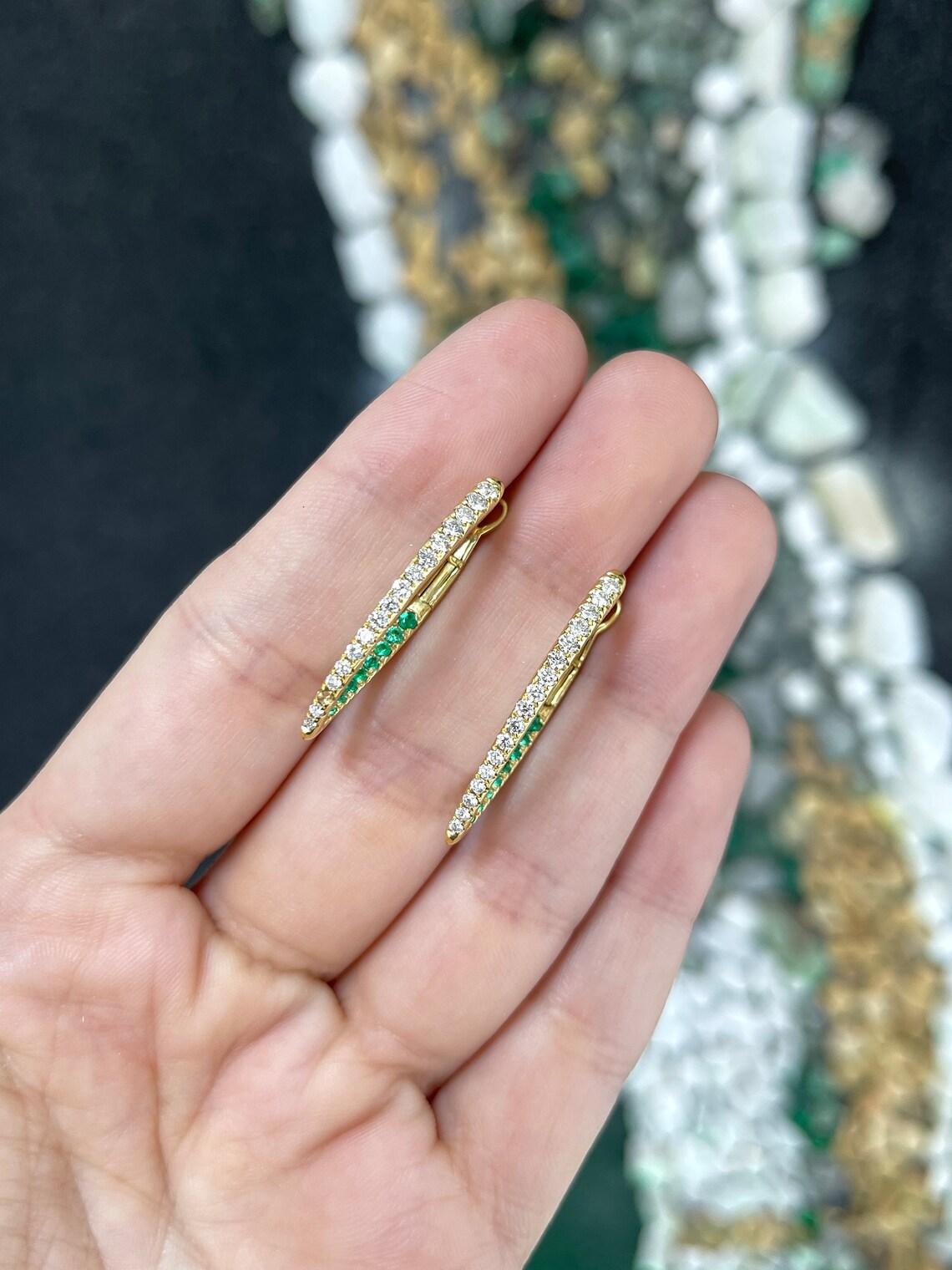 Pendientes de oro de 14 quilates con diamantes y esmeraldas en forma de aro y gota en V de 1,51 qtc Engastados Vivid Lush en venta 3