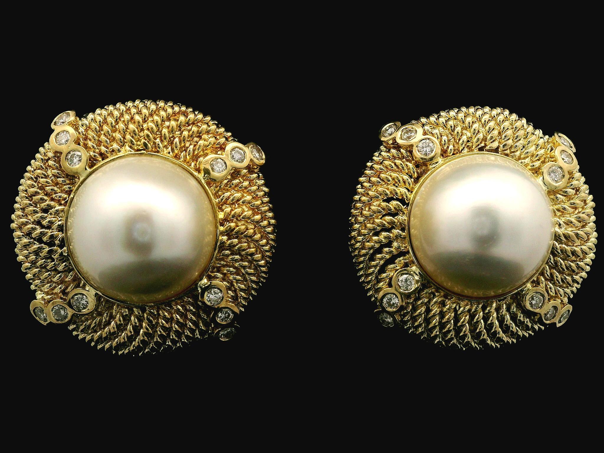 Taglio rotondo Orecchini a bottone a filo ritorto in oro 14k con perla Mabe da 15,75 mm e diamante da 0,60 ct. in vendita