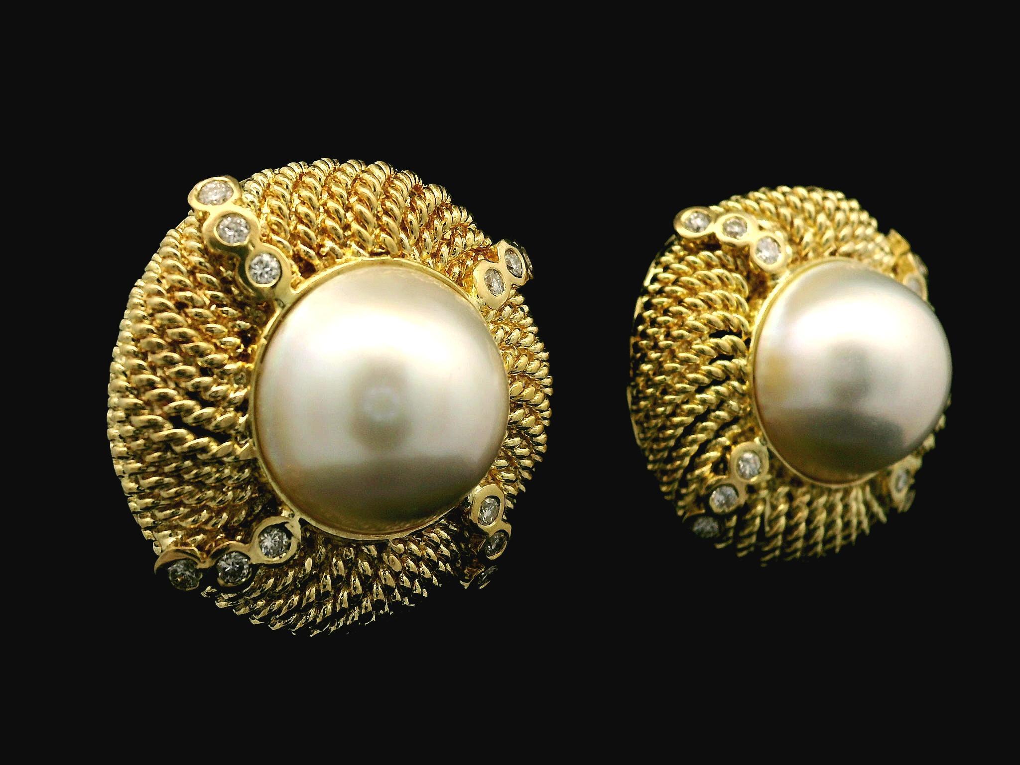 Orecchini a bottone a filo ritorto in oro 14k con perla Mabe da 15,75 mm e diamante da 0,60 ct. In condizioni ottime in vendita a Montclair, NJ