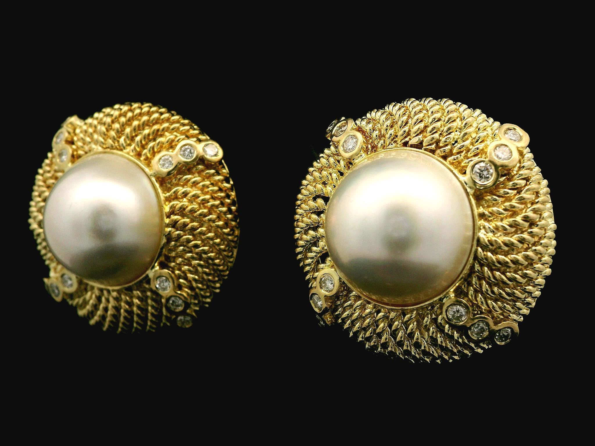 Donna Orecchini a bottone a filo ritorto in oro 14k con perla Mabe da 15,75 mm e diamante da 0,60 ct. in vendita