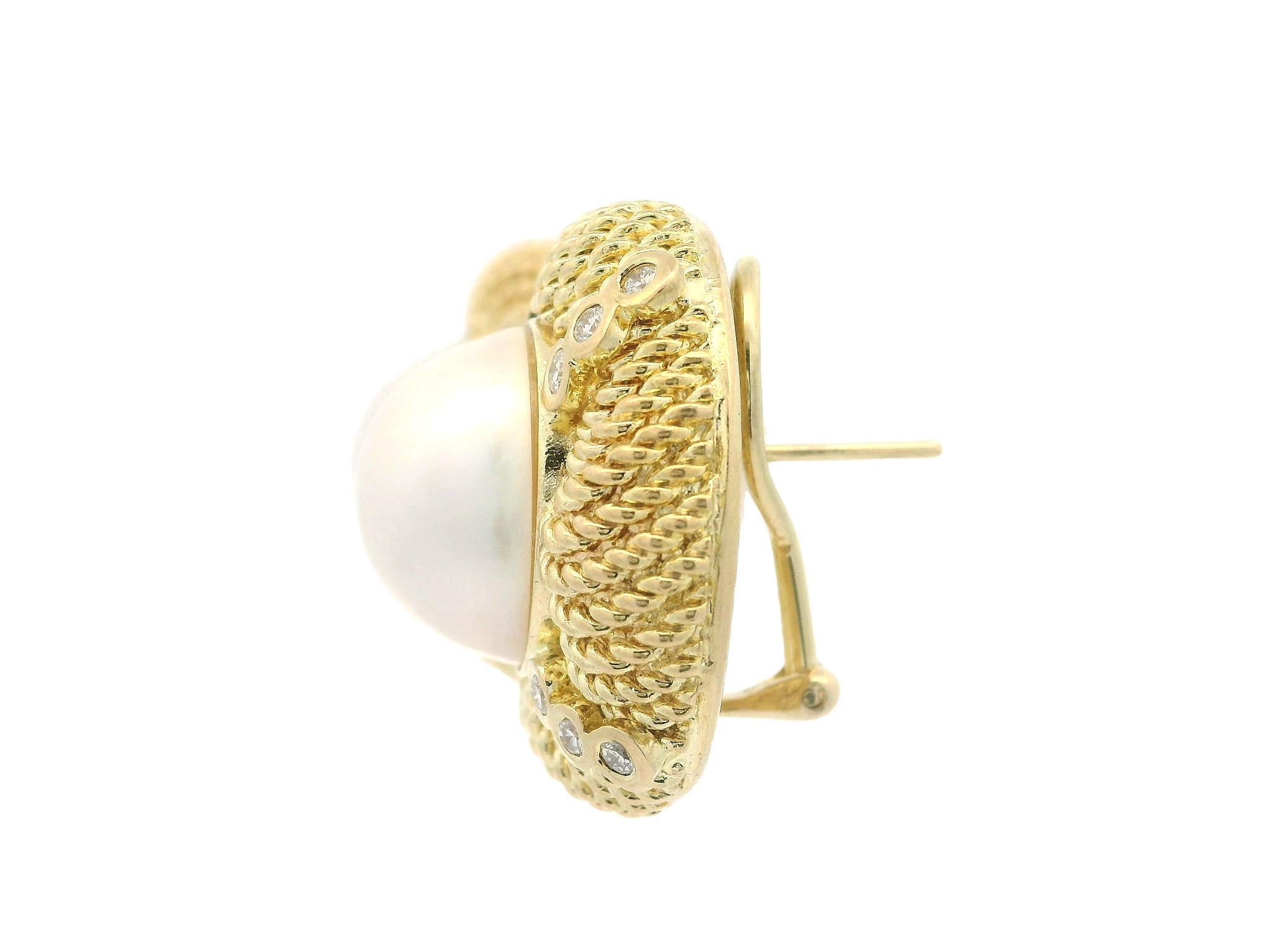 Orecchini a bottone a filo ritorto in oro 14k con perla Mabe da 15,75 mm e diamante da 0,60 ct. in vendita 2