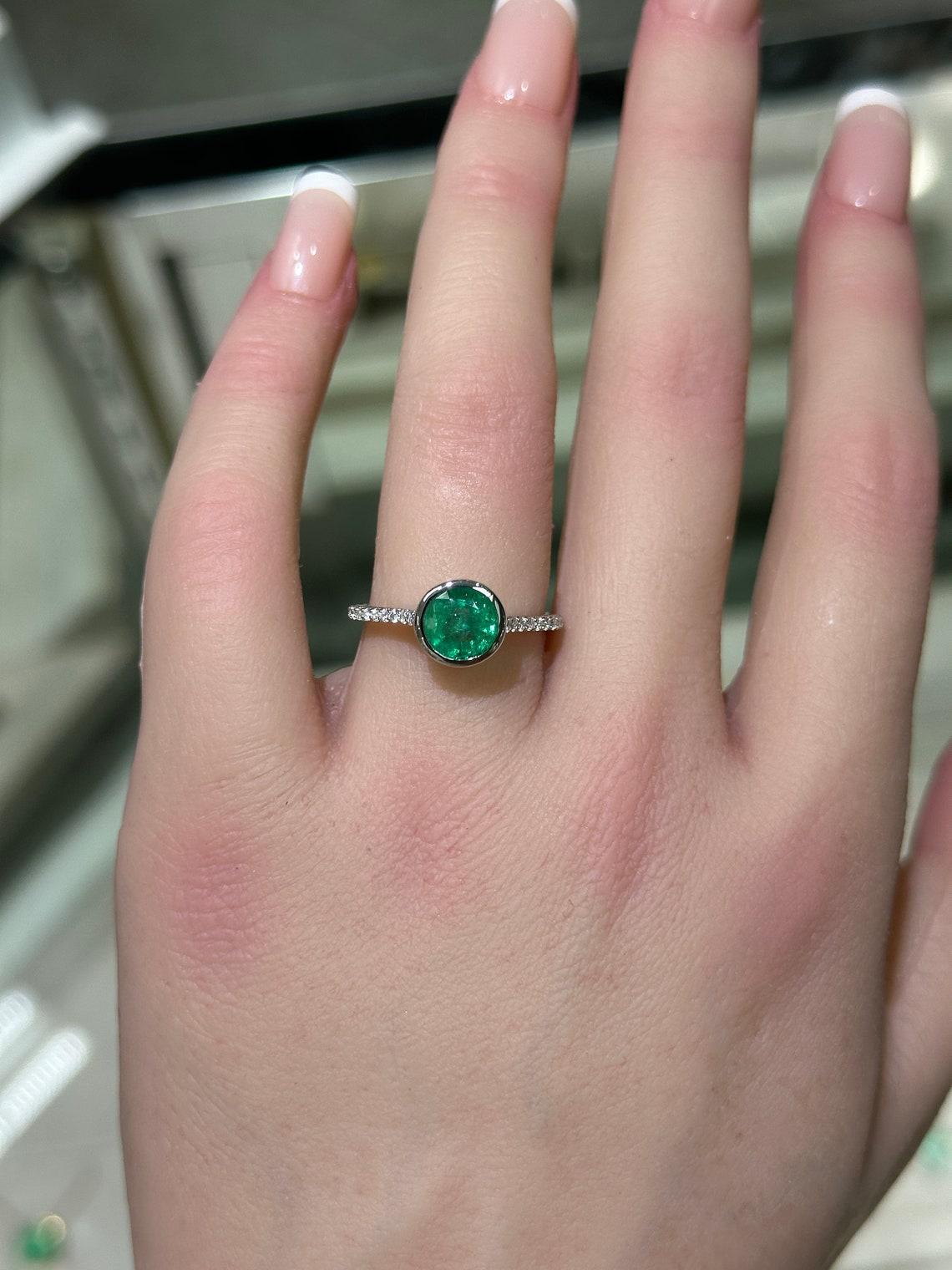 Art déco Bague en or 14K avec émeraude ronde et diamant de 1.60tcw, vert moyen foncé, avec chaton ouvert en vente