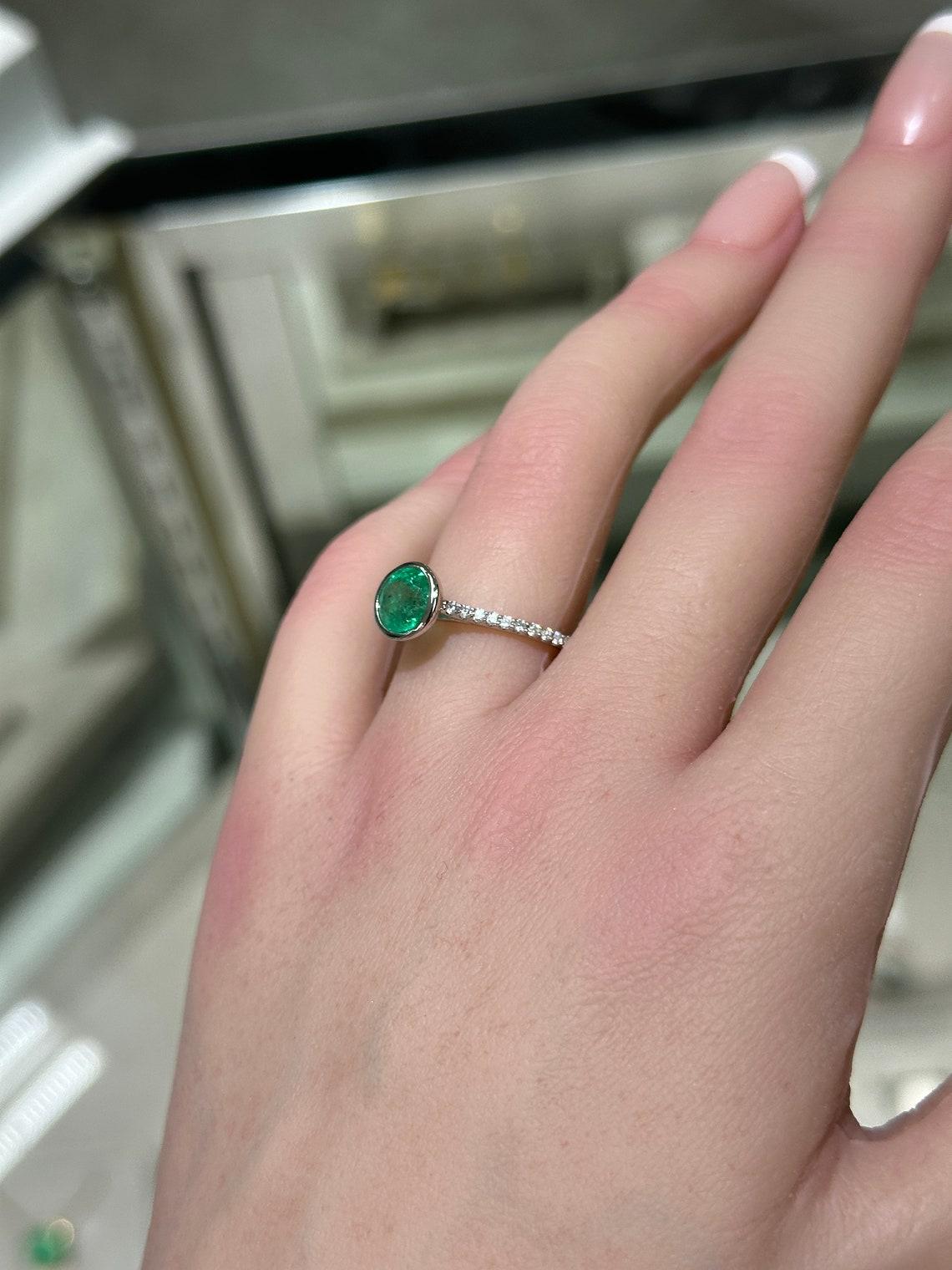 Taille émeraude Bague en or 14K avec émeraude ronde et diamant de 1.60tcw, vert moyen foncé, avec chaton ouvert en vente