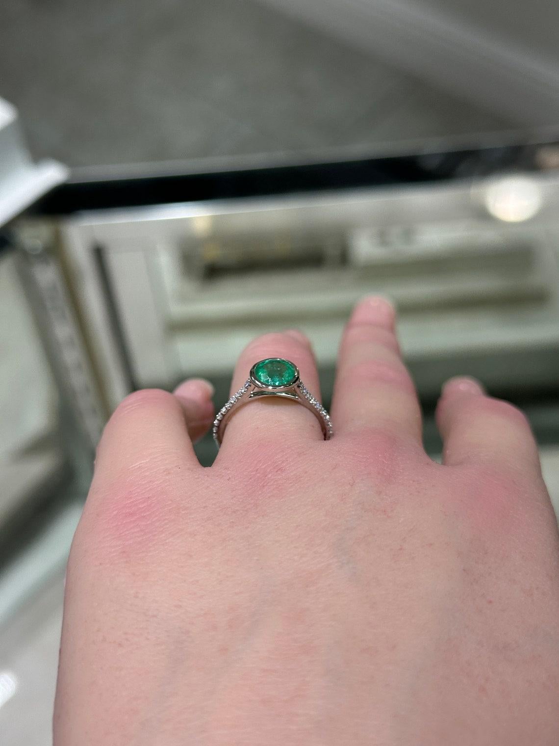 Bague en or 14K avec émeraude ronde et diamant de 1.60tcw, vert moyen foncé, avec chaton ouvert Neuf - En vente à Jupiter, FL