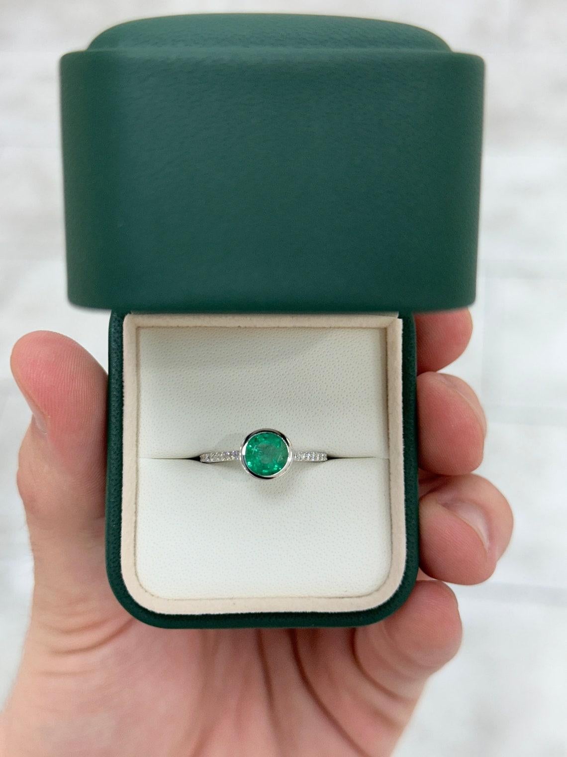 Bague en or 14K avec émeraude ronde et diamant de 1.60tcw, vert moyen foncé, avec chaton ouvert Pour femmes en vente