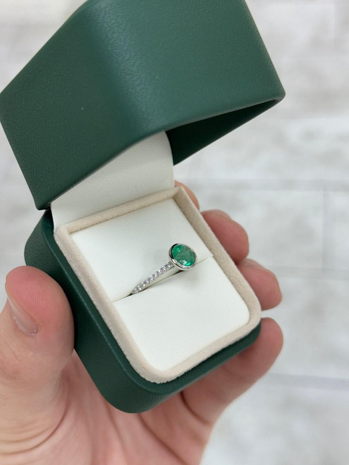 Bague en or 14K avec émeraude ronde et diamant de 1.60tcw, vert moyen foncé, avec chaton ouvert en vente 1