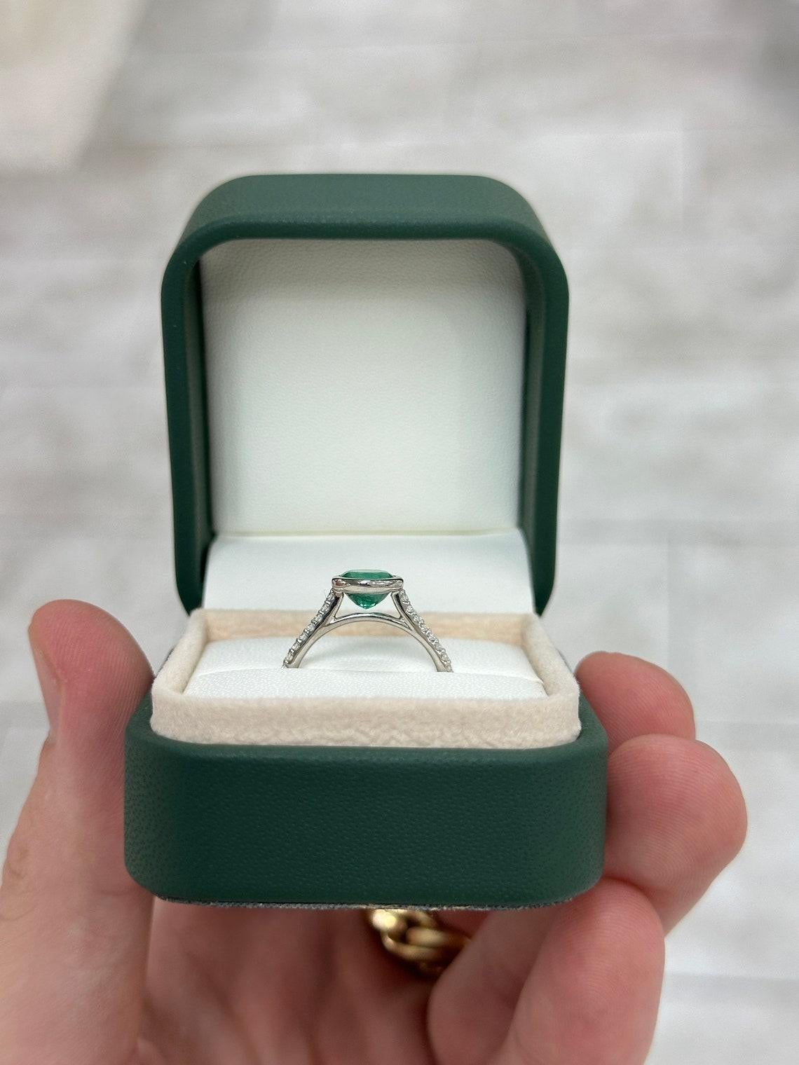 Bague en or 14K avec émeraude ronde et diamant de 1.60tcw, vert moyen foncé, avec chaton ouvert en vente 2
