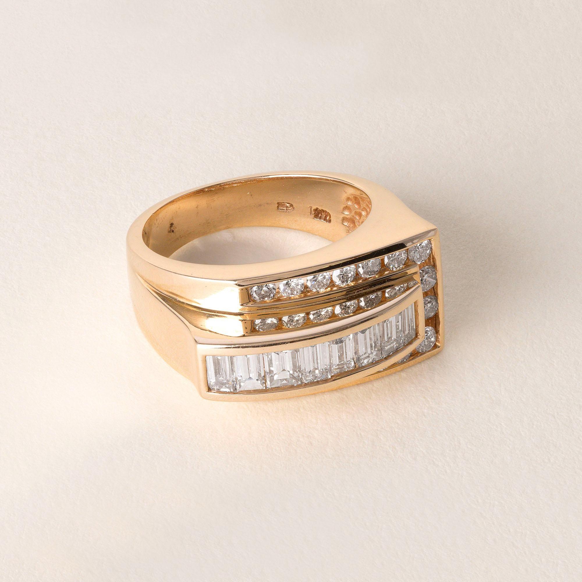Questo favoloso anello con diamante grosso è audace, dimensionale e brillantemente accattivante, progettato per catturare la luce (e l'attenzione) da ogni angolazione. Realizzato con maestria in oro giallo 14 carati, presenta un gioco dinamico di