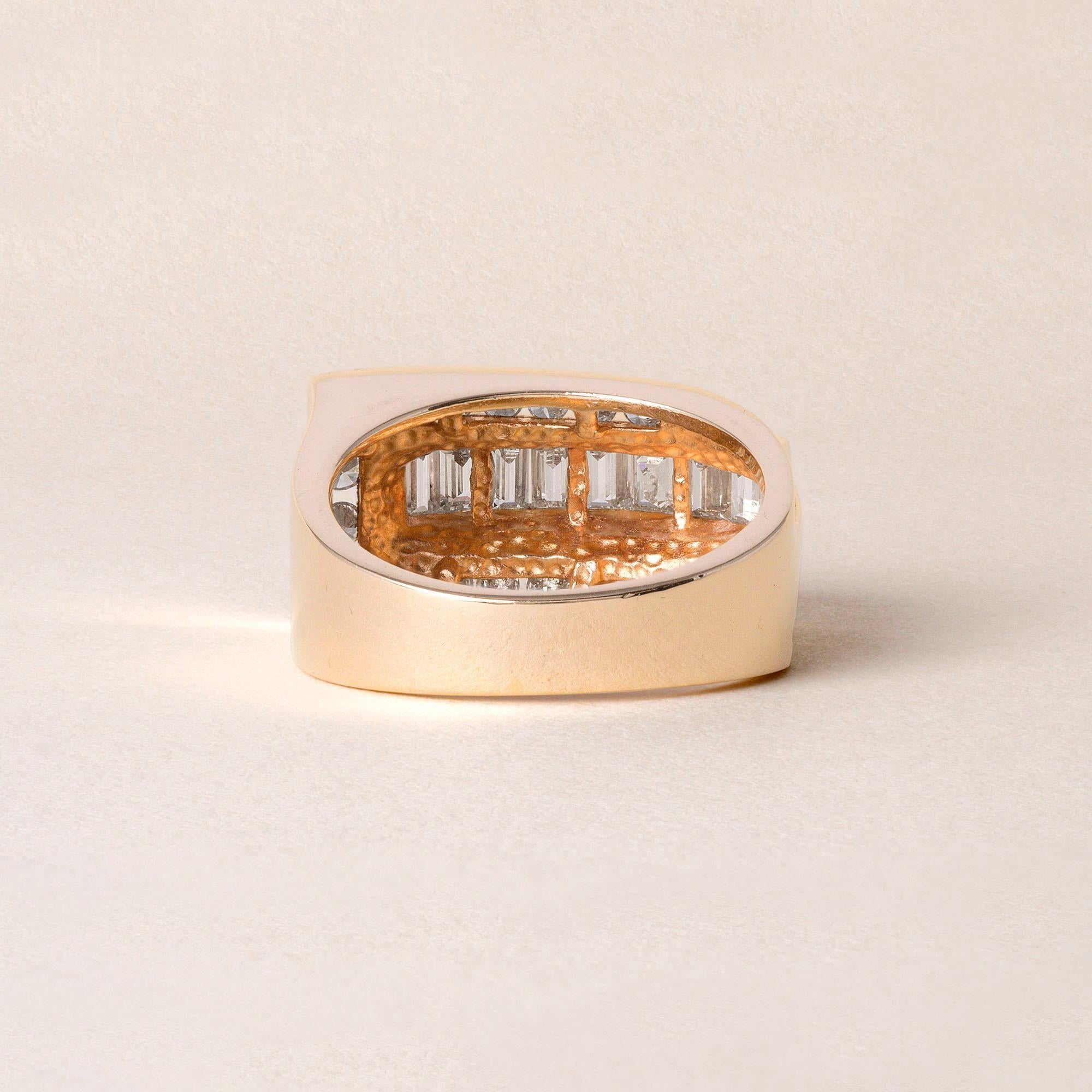 Anello dritto in oro 14K con diamanti taglio Baguette e Brilliante rotondo da 1,75 carati In condizioni buone in vendita a Los Angeles, CA