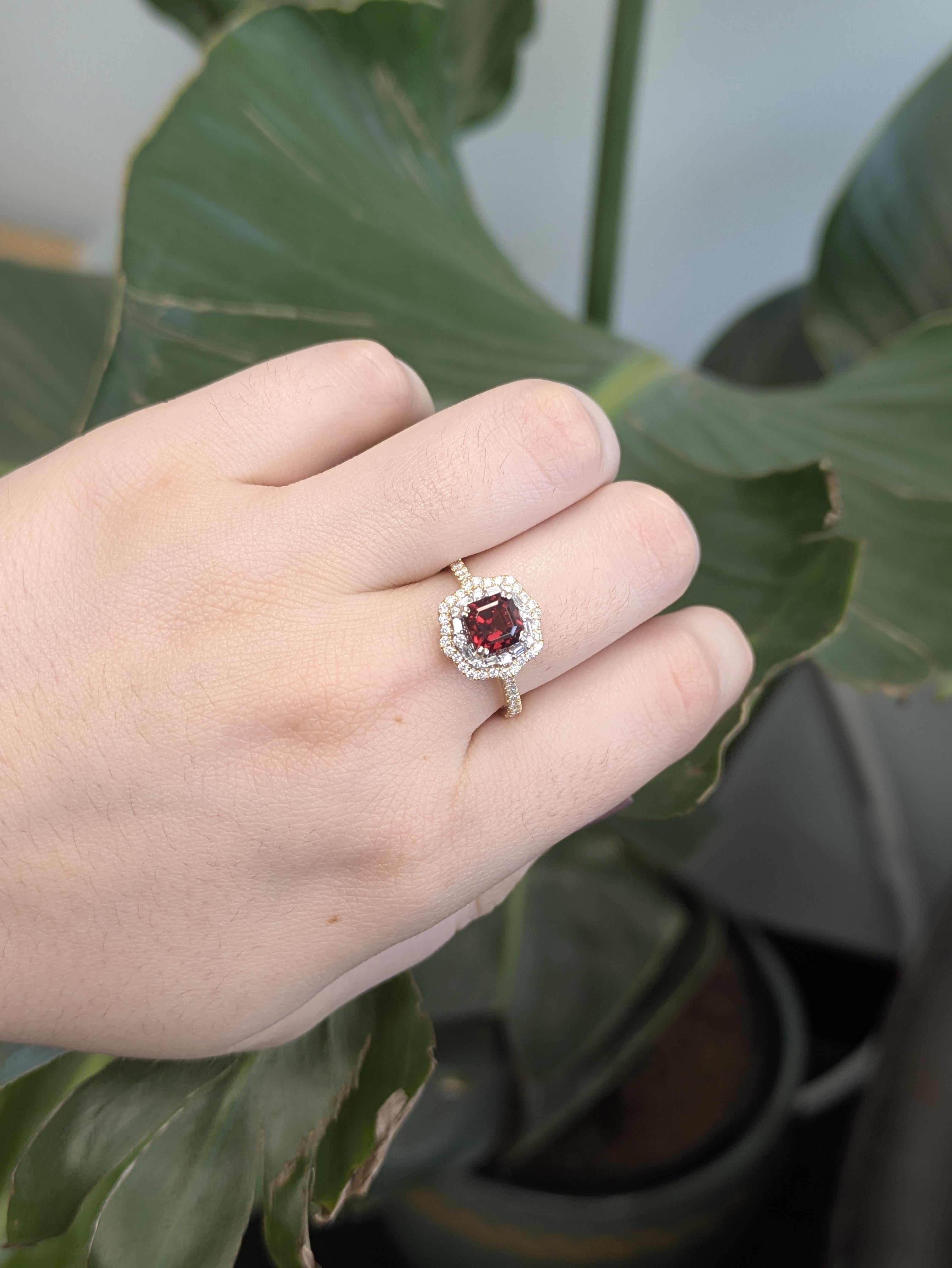 Symbole rayonnant de l'amour et de l'individualité, ce grenat rhodolite de Madagascar de 1,7 carat brille brillamment au centre, entouré d'un double halo de diamants d'origine éthique. Sertie dans de l'or jaune et blanc 14k contrastant, elle