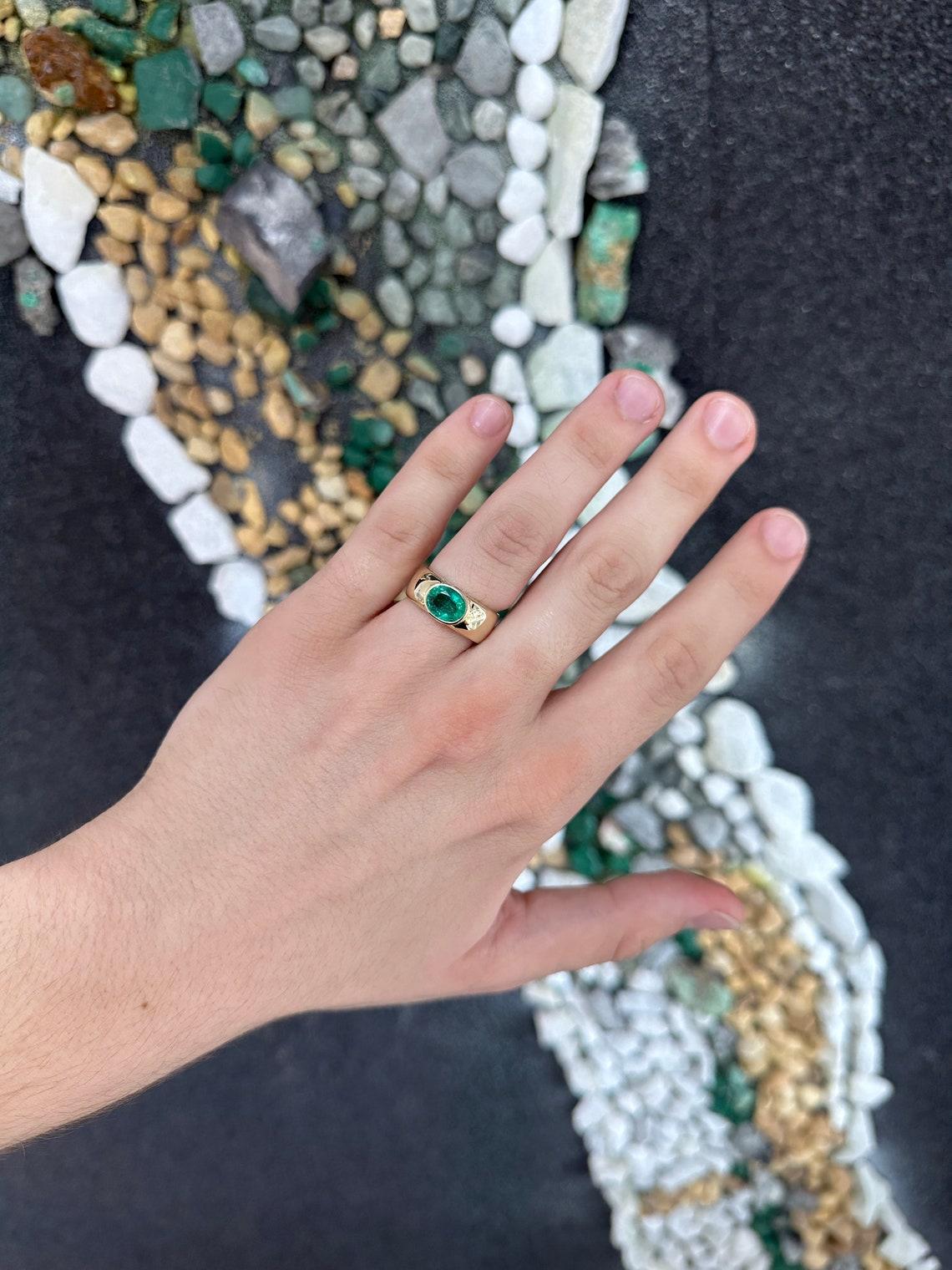 14K Gold 1.80ct Oval Cut Solitaire Emerald Ring, 8mm Bezel Set Unisex Pinky Ring In New Condition For Sale In Jupiter, FL