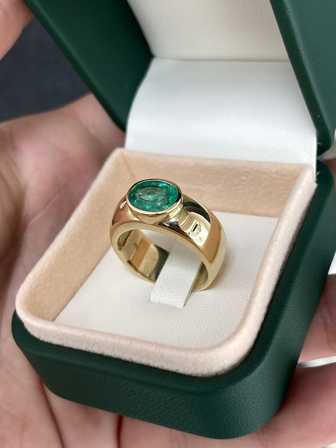14K Gold 1.80ct Oval Cut Solitaire Emerald Ring, 8mm Bezel Set Unisex Pinky Ring For Sale 1