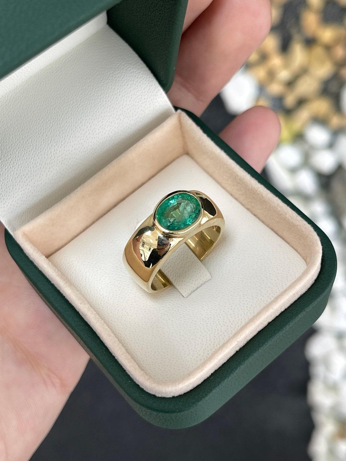 14K Gold 1.80ct Oval Cut Solitaire Emerald Ring, 8mm Bezel Set Unisex Pinky Ring For Sale 2