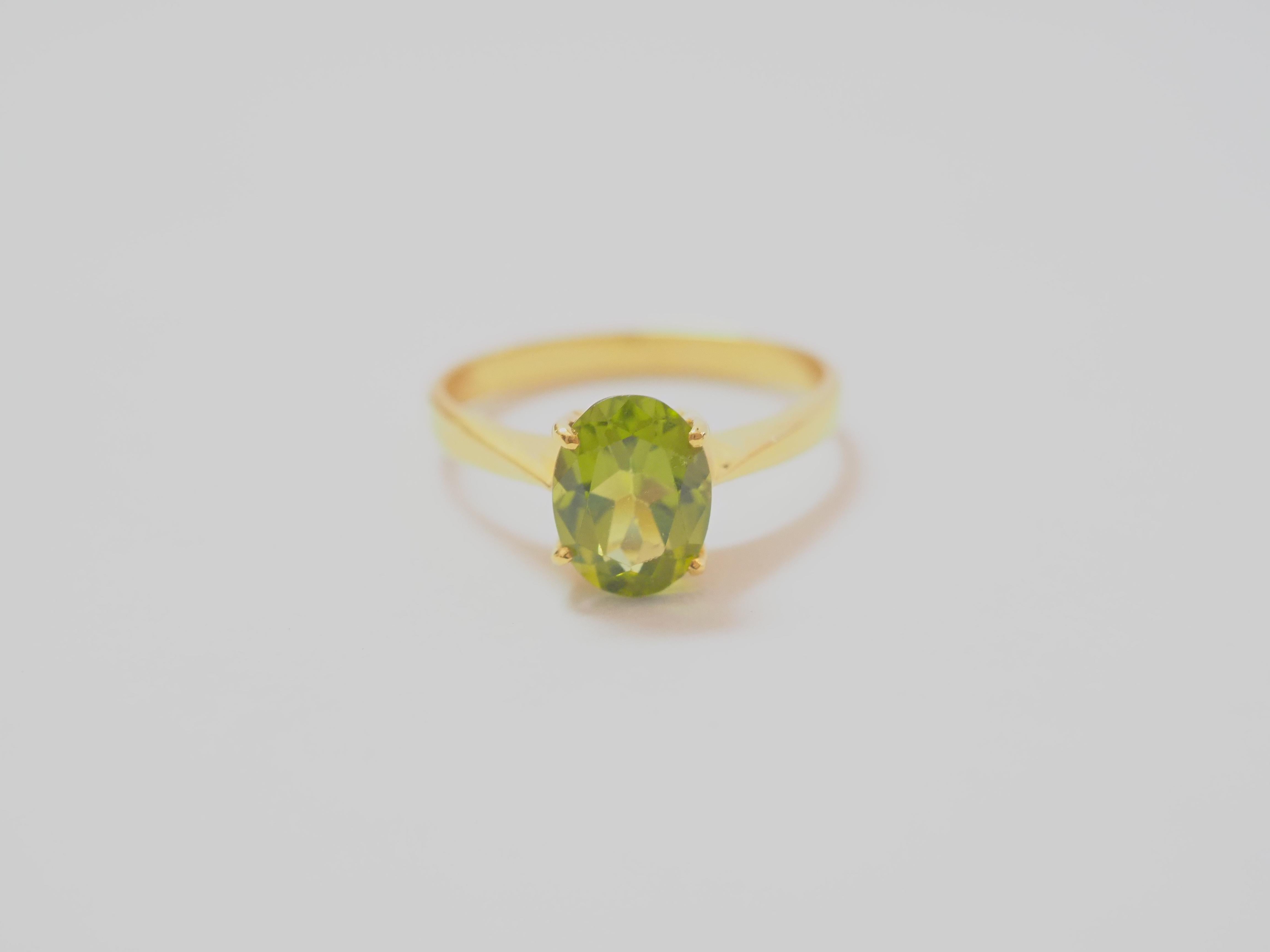 This beautiful solitaire engagement ring boasts a very stunning 1.80 carats clear and olive-green color oval peridot as the main stone! The ring looks dainty but the shank is actually very solid. The quality mounting with timeless Italian solitaire