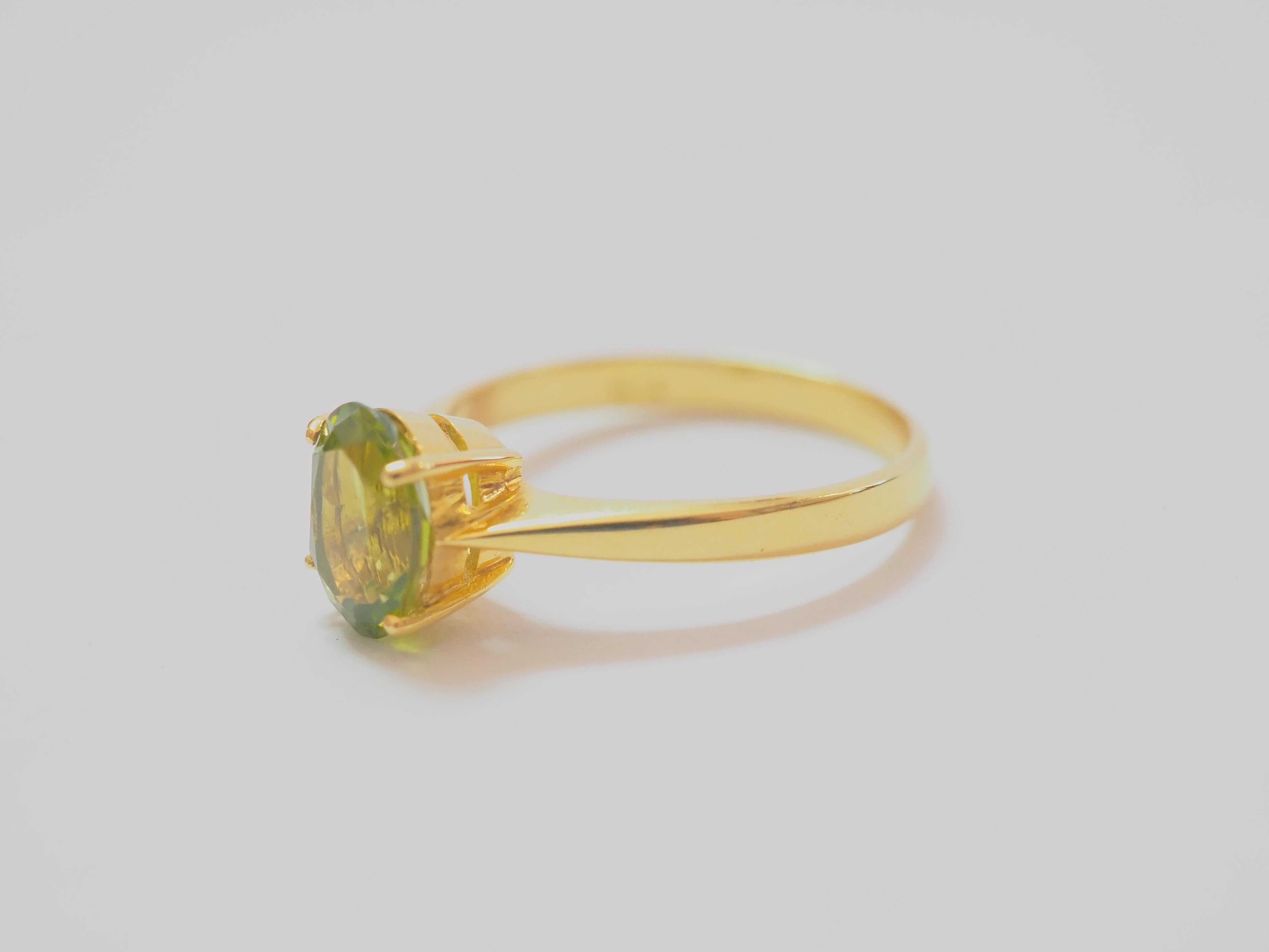 14K Gold 1.80ct Oval Peridot Solitaire Fine Ring In New Condition For Sale In เกาะสมุย, TH