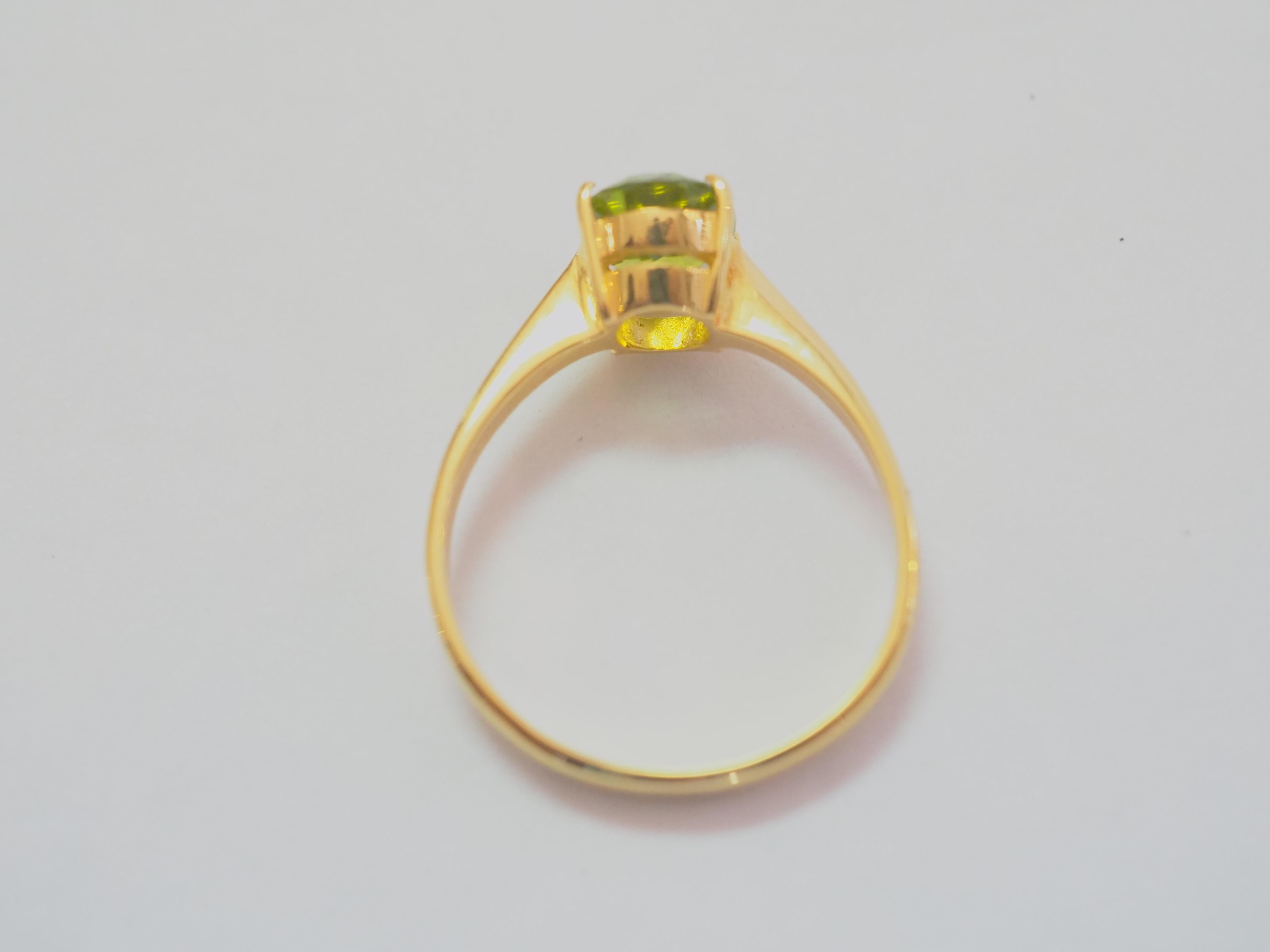 Women's 14K Gold 1.80ct Oval Peridot Solitaire Fine Ring For Sale