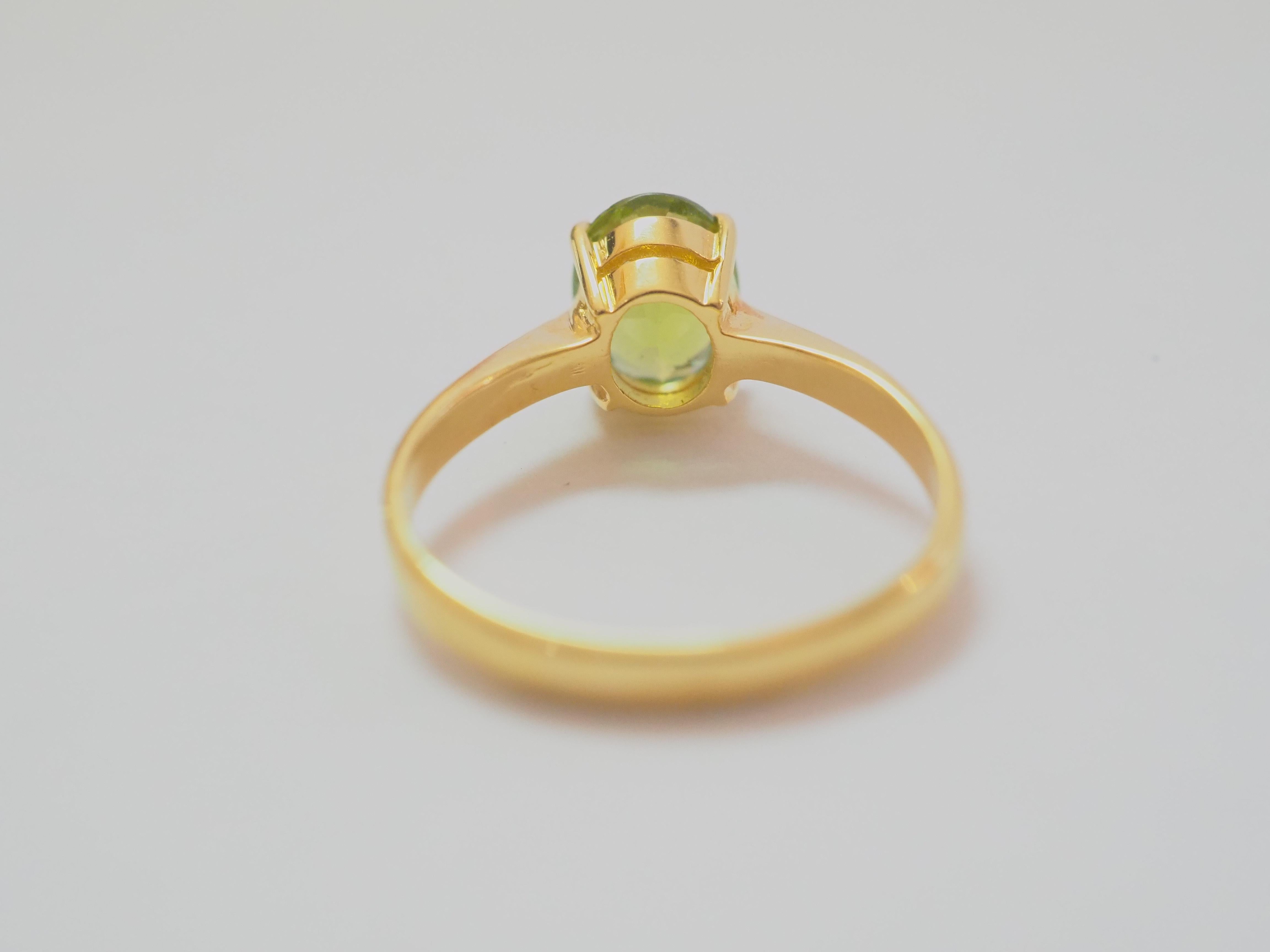 14K Gold 1.80ct Oval Peridot Solitaire Fine Ring For Sale 1