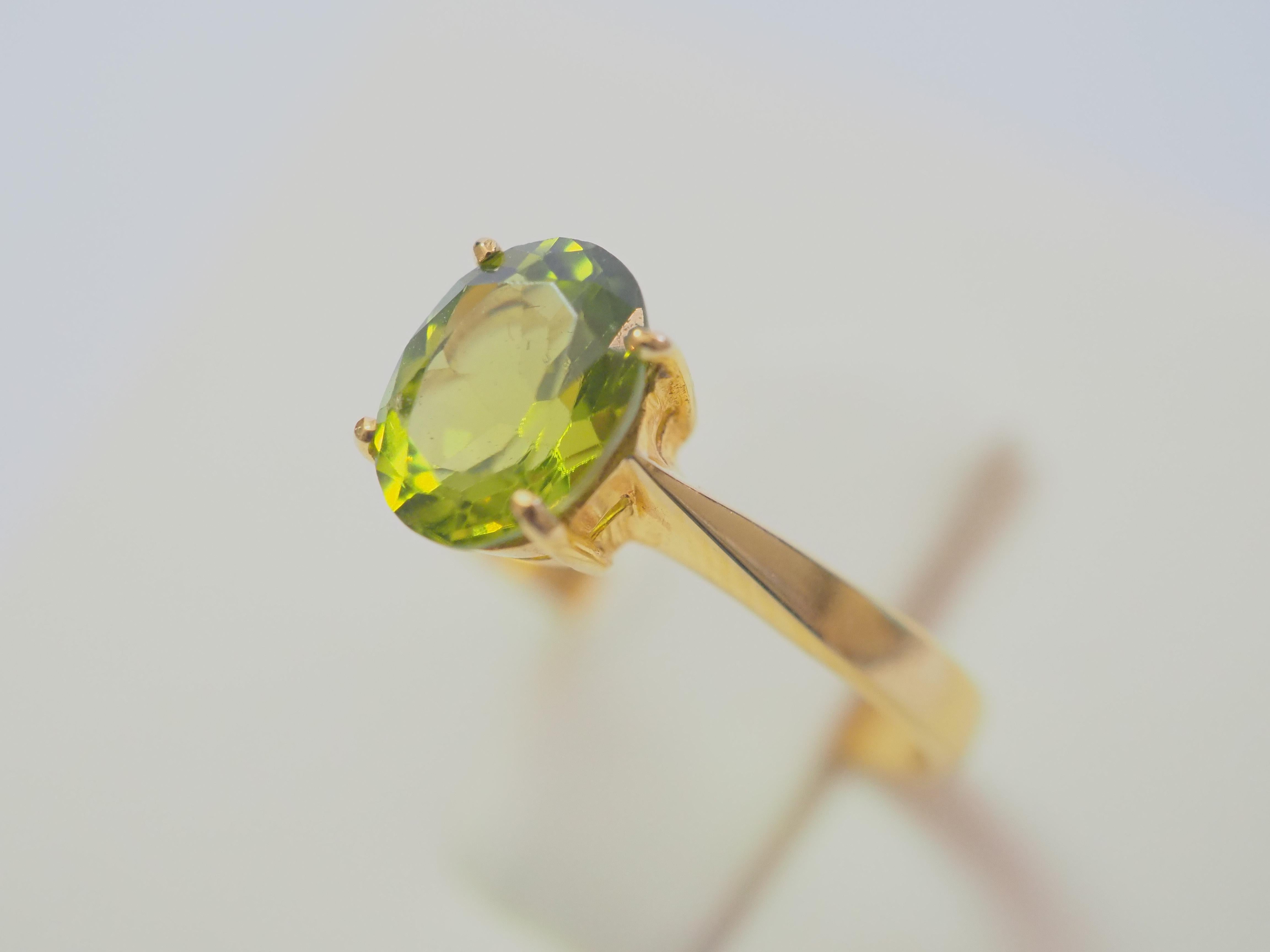 14K Gold 1.80ct Oval Peridot Solitaire Fine Ring For Sale 2