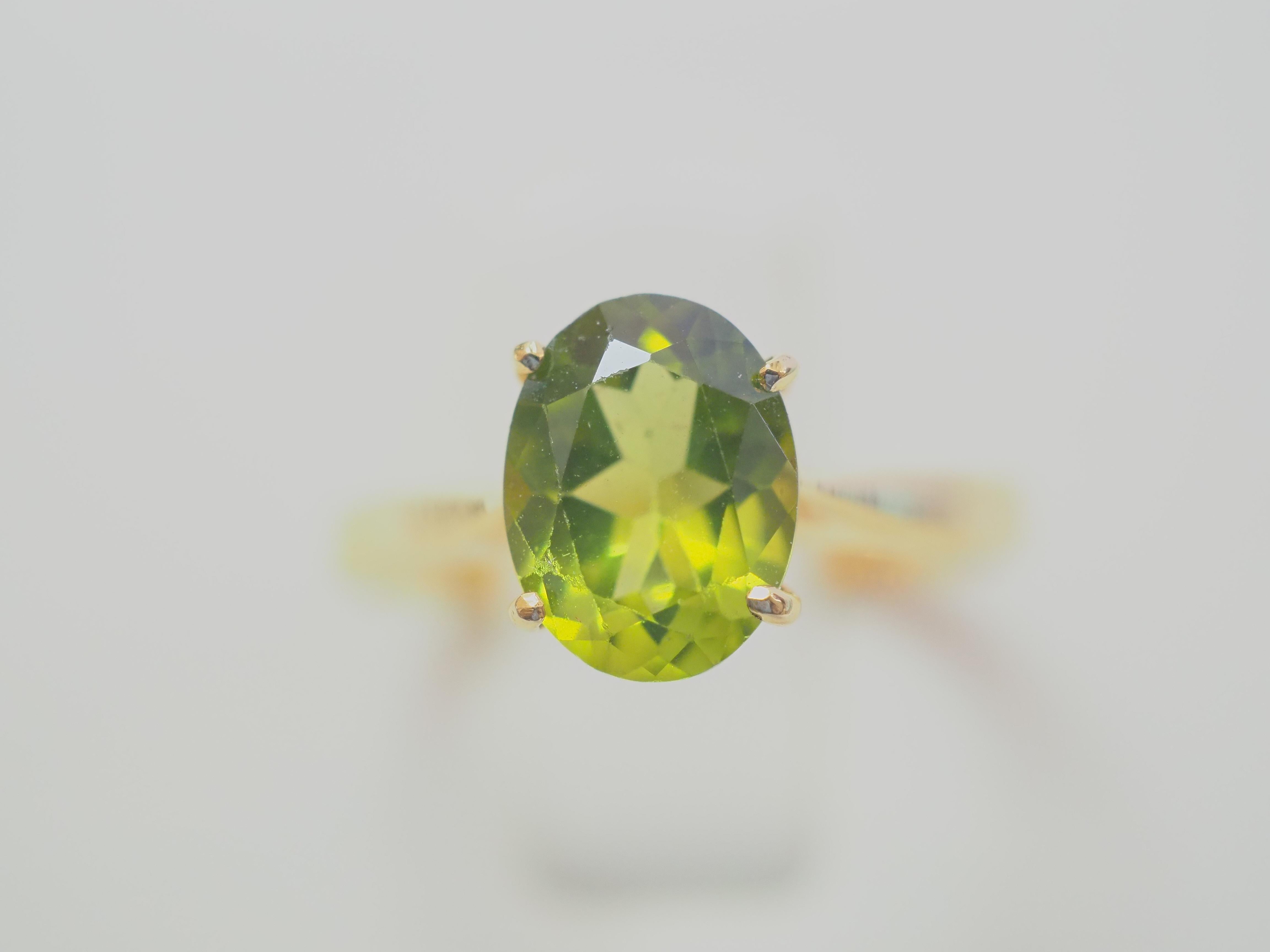 14K Gold 1.80ct Oval Peridot Solitaire Fine Ring For Sale 3