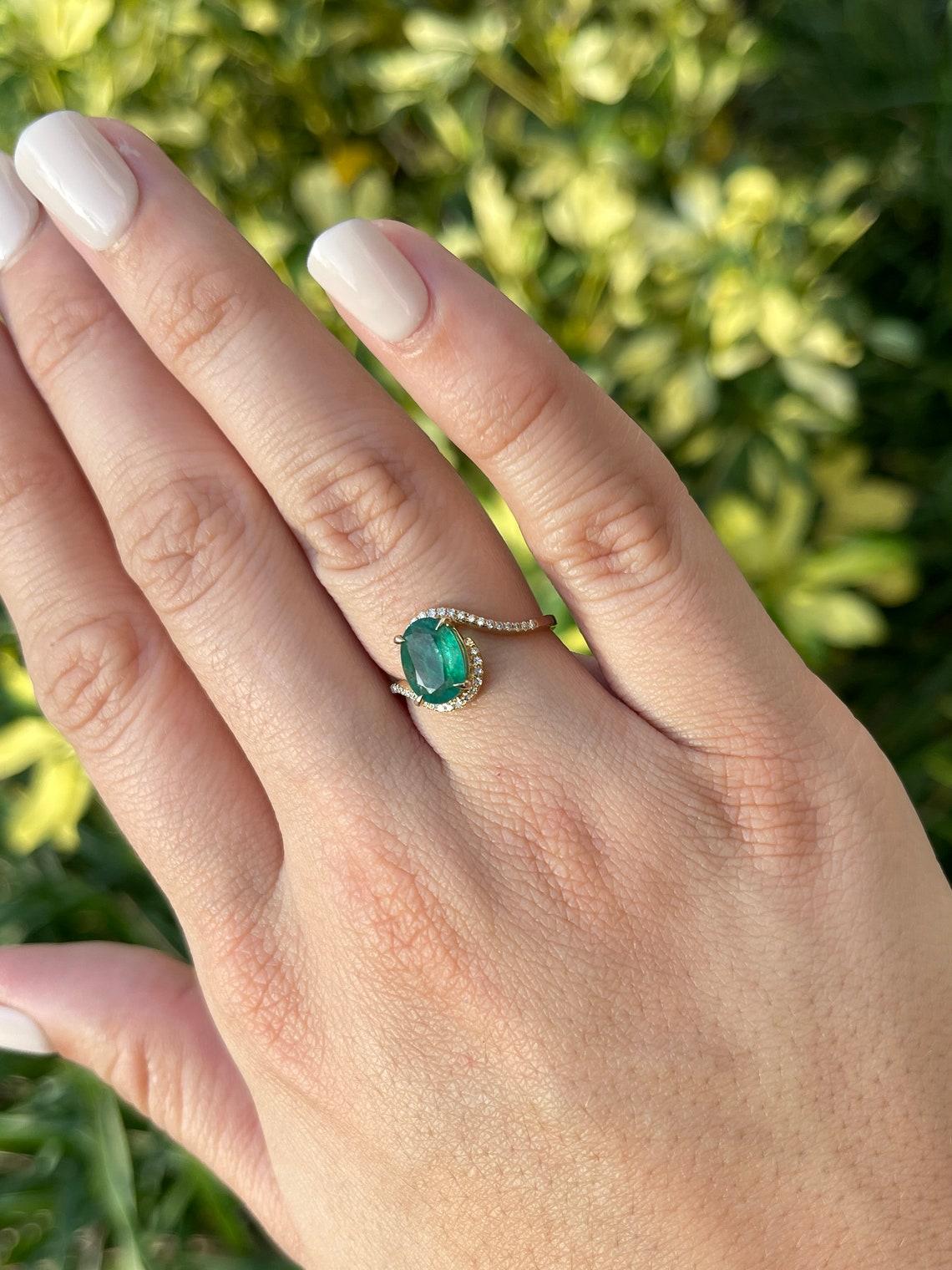 14K Gold 1.80tw Oval Emerald & Diamond Bypass Ring, Twisted Shank Eternity Desig In New Condition For Sale In Jupiter, FL