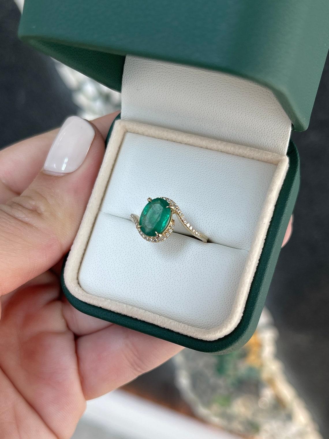 14K Gold 1.80tw Oval Emerald & Diamond Bypass Ring, Twisted Shank Eternity Desig For Sale 2