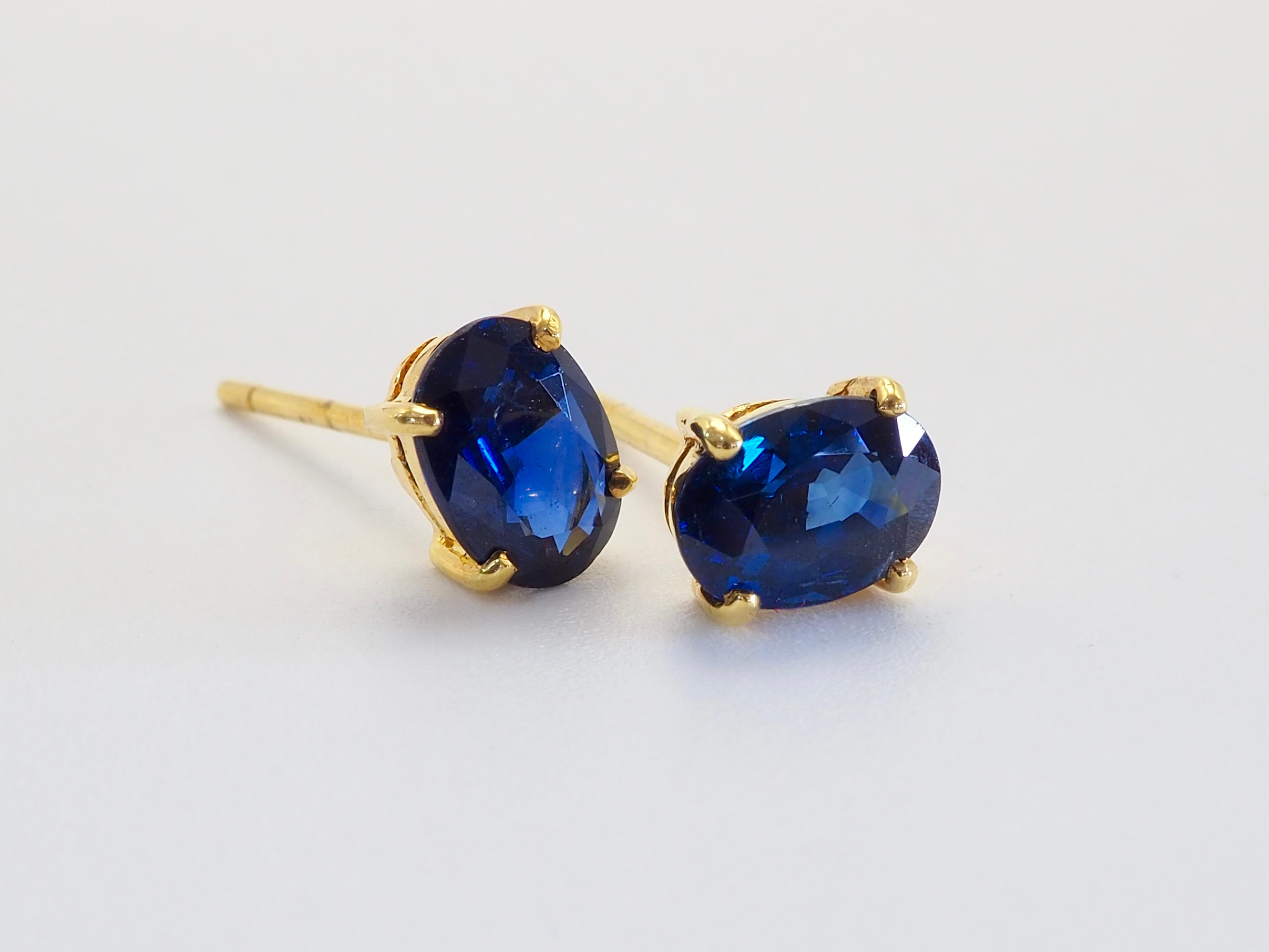 Pendientes de oro de 14 quilates con zafiro azul verdoso profundo ovalado de 1,90 ct en Nuevo Estado en เกาะสมุย, TH