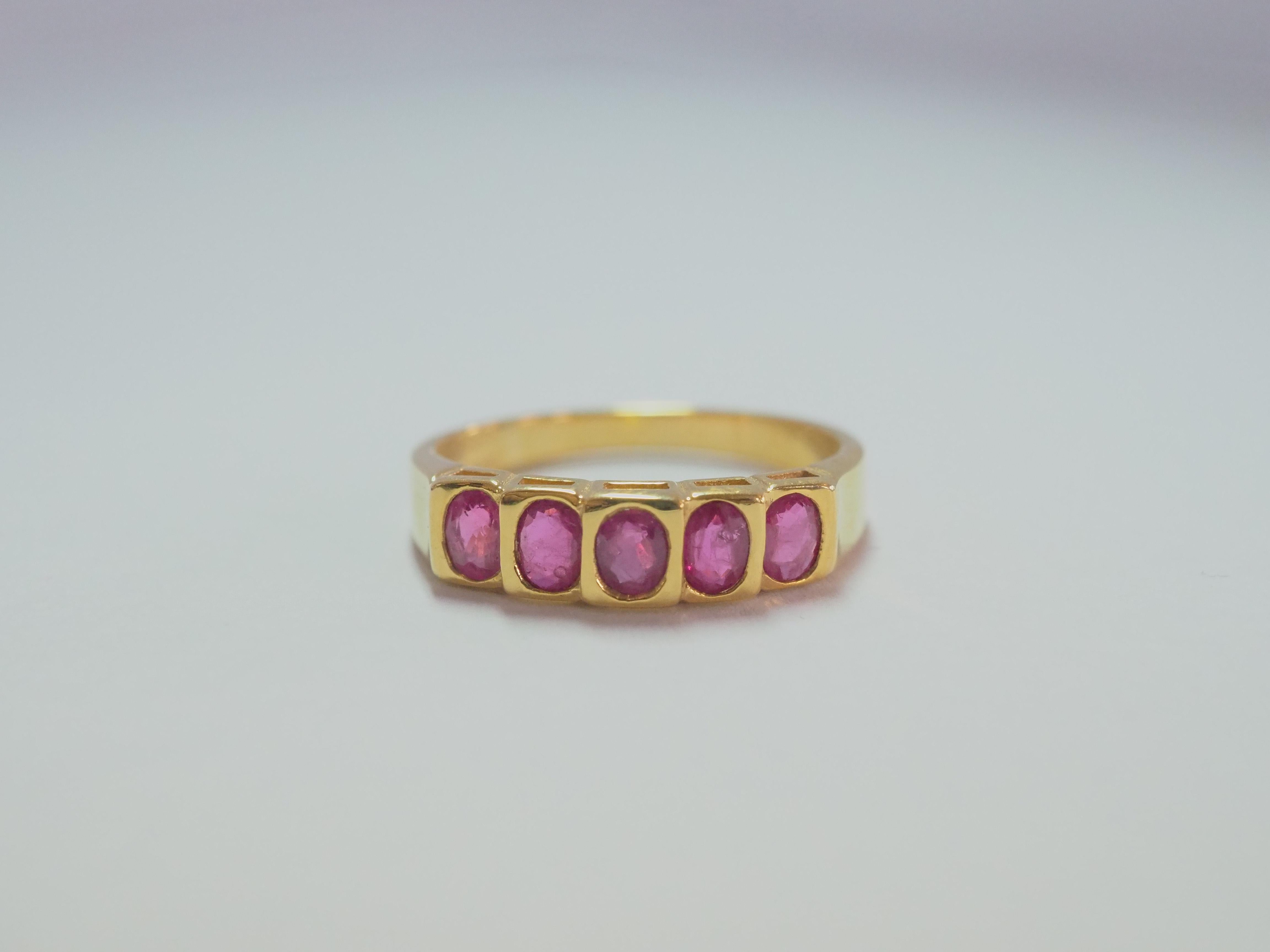 Ein wunderschöner Luxusring im Neo-Vintage-Stil, der für alle Geschlechter geeignet ist. Dieser Ring hat eine Reihe von 5 schönen ovalen Thai Rubine und kanalisiert schön in das Band. Die quadratisch geschliffenen Rubine haben einen schönen
