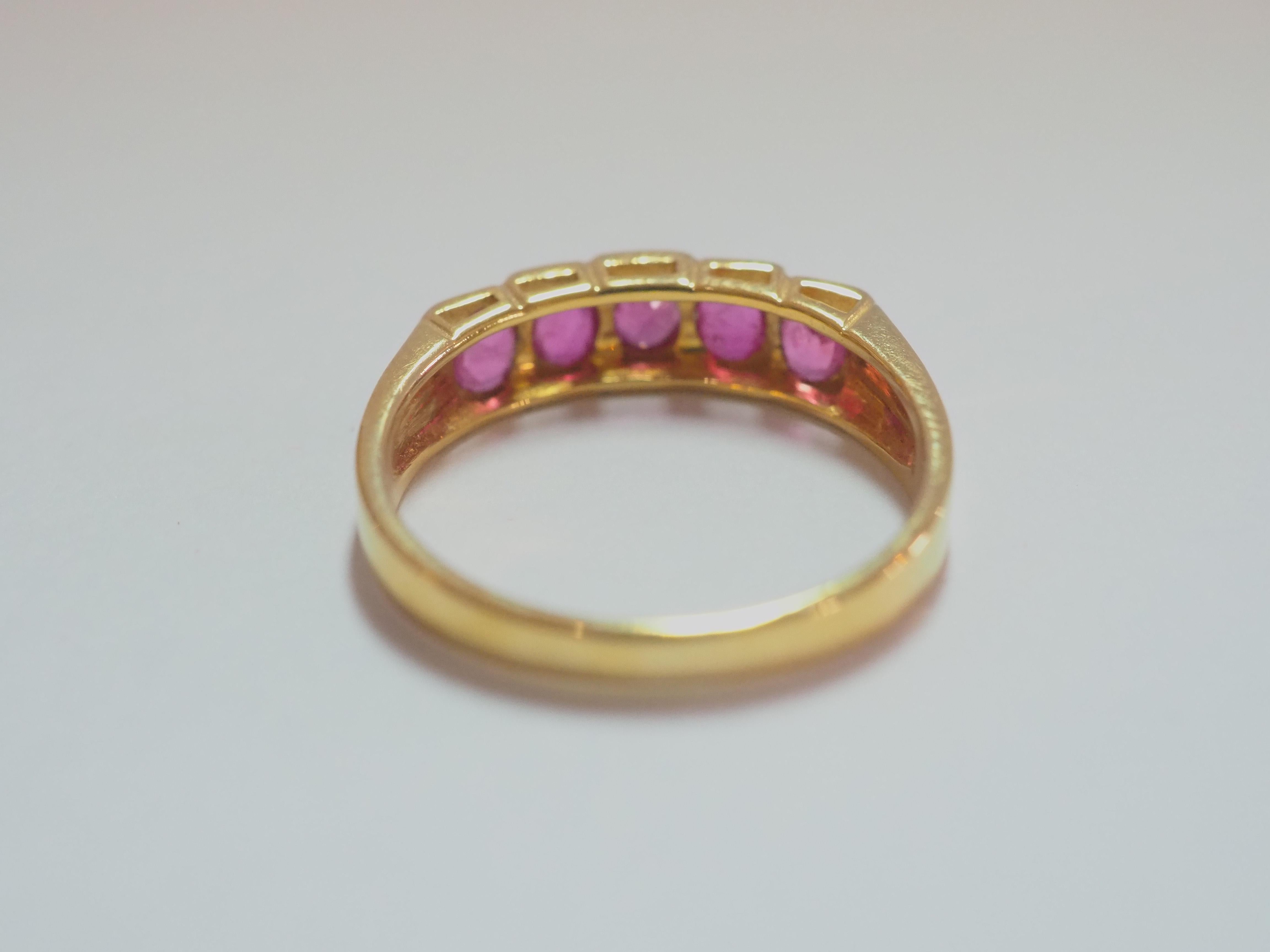 14K Gold 1ct Fünf ovaler Rubin Vintage-Ring im Zustand „Hervorragend“ in เกาะสมุย, TH