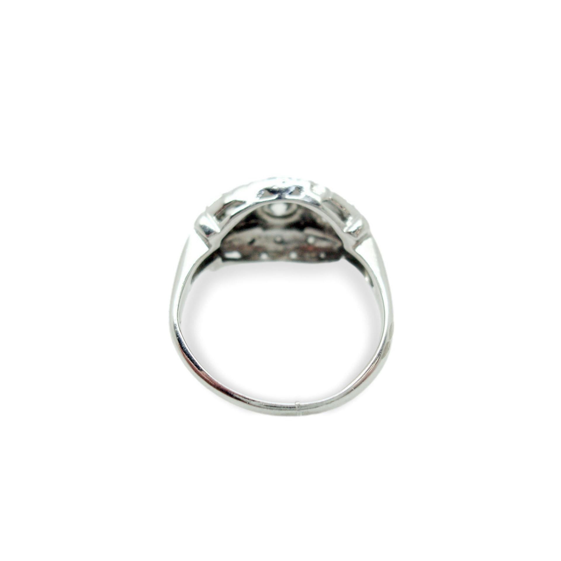 BAGUE EN OR 14K D'UN POIDS TOTAL DE 1CT DE DIAMANT NATUREL AUTHENTIQUE AVEC PETITS DIAMANTS #2874

Bague en or blanc 14 carats avec trois diamants ronds éblouissants de taille brillant sertis au centre.  Le diamant serti au centre est d'environ 1/2