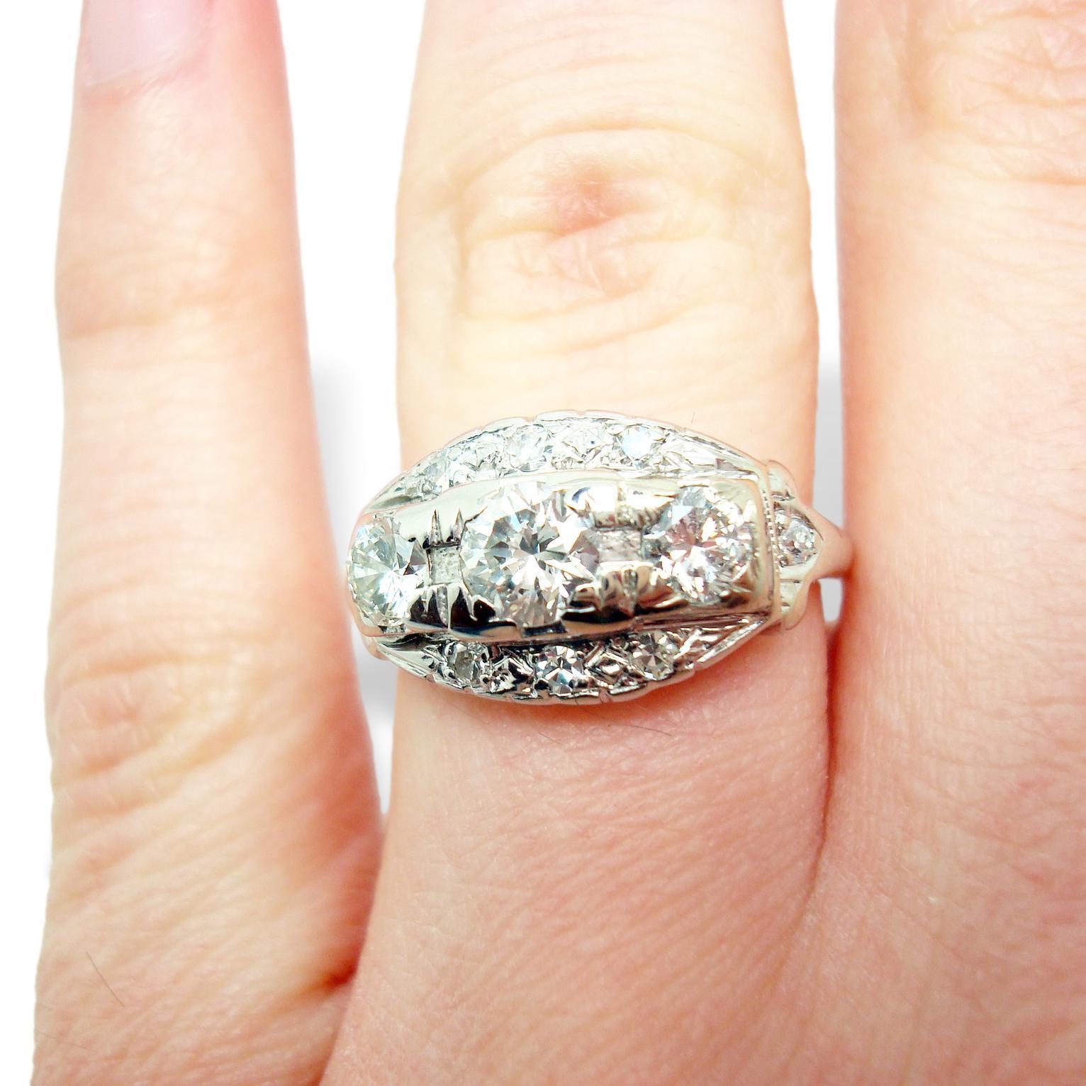 Taille brillant Bague en or 14 carats avec diamant naturel véritable d'un poids total de 1 carat et petits diamants n° J2874 en vente