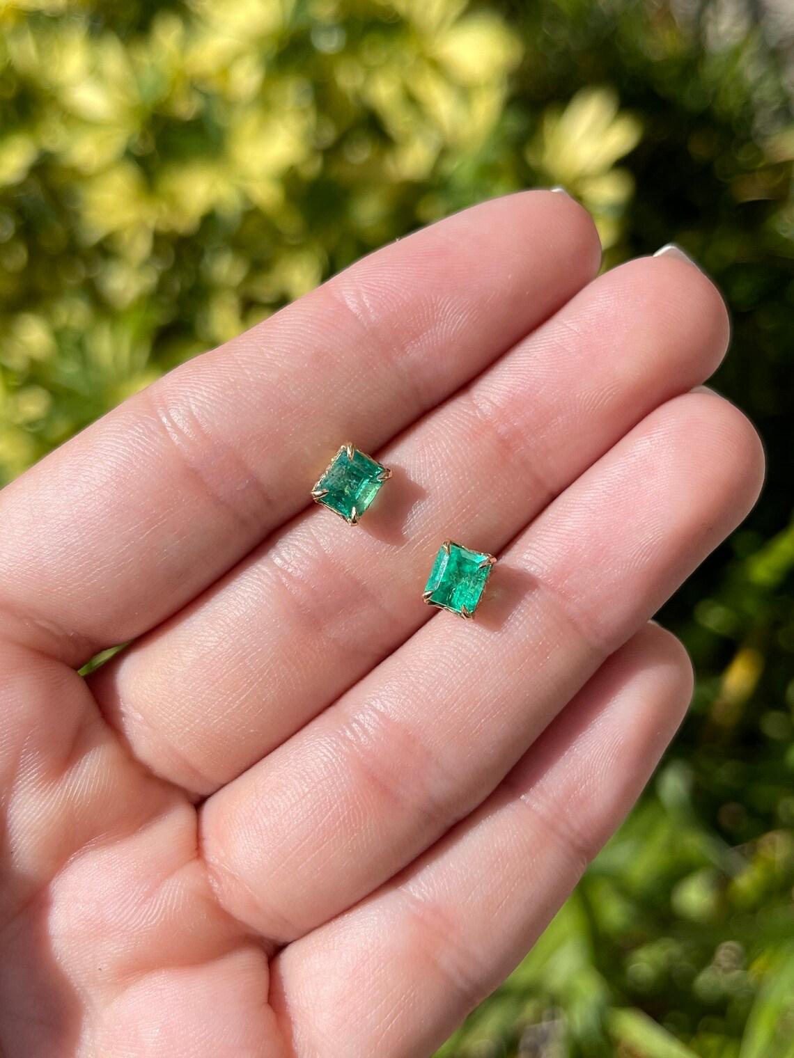 Pendientes de oro de 14 quilates con acento de esmeralda y diamante de 2,03 qt Pendientes con solitario de esmeralda Moderno en venta