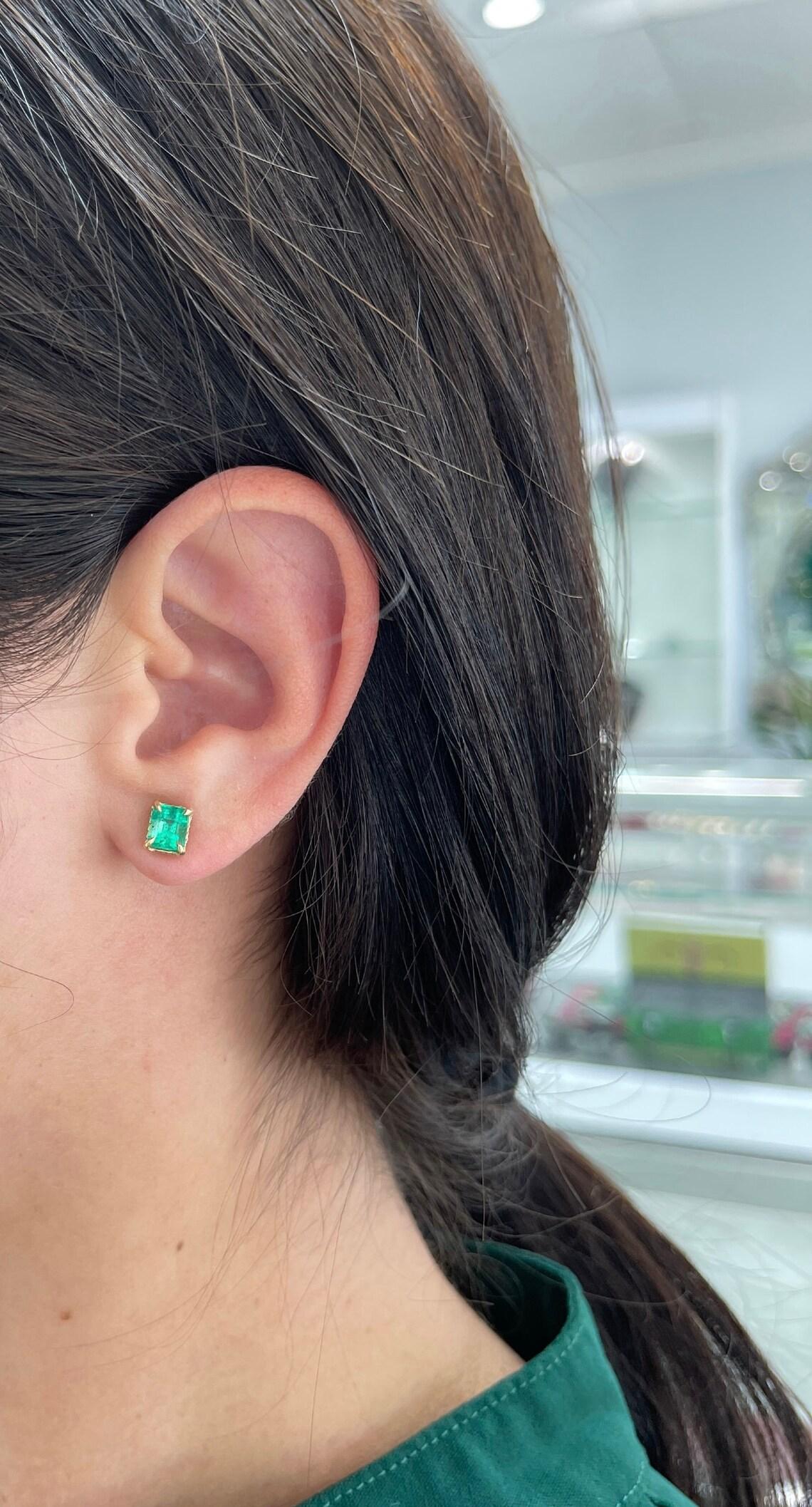 De las mujeres Pendientes de oro de 14 quilates con acento de esmeralda y diamante de 2,03 qt Pendientes con solitario de esmeralda en venta