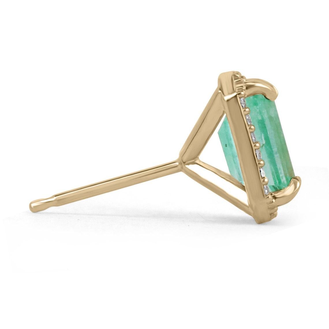 In questo caso si tratta di uno splendido set di orecchini classici con smeraldo e diamanti in oro giallo 14 carati. Gli smeraldi sono di un verde vibrante e di una trasparenza incredibile, accentuati da una semplice montatura in oro a quattro