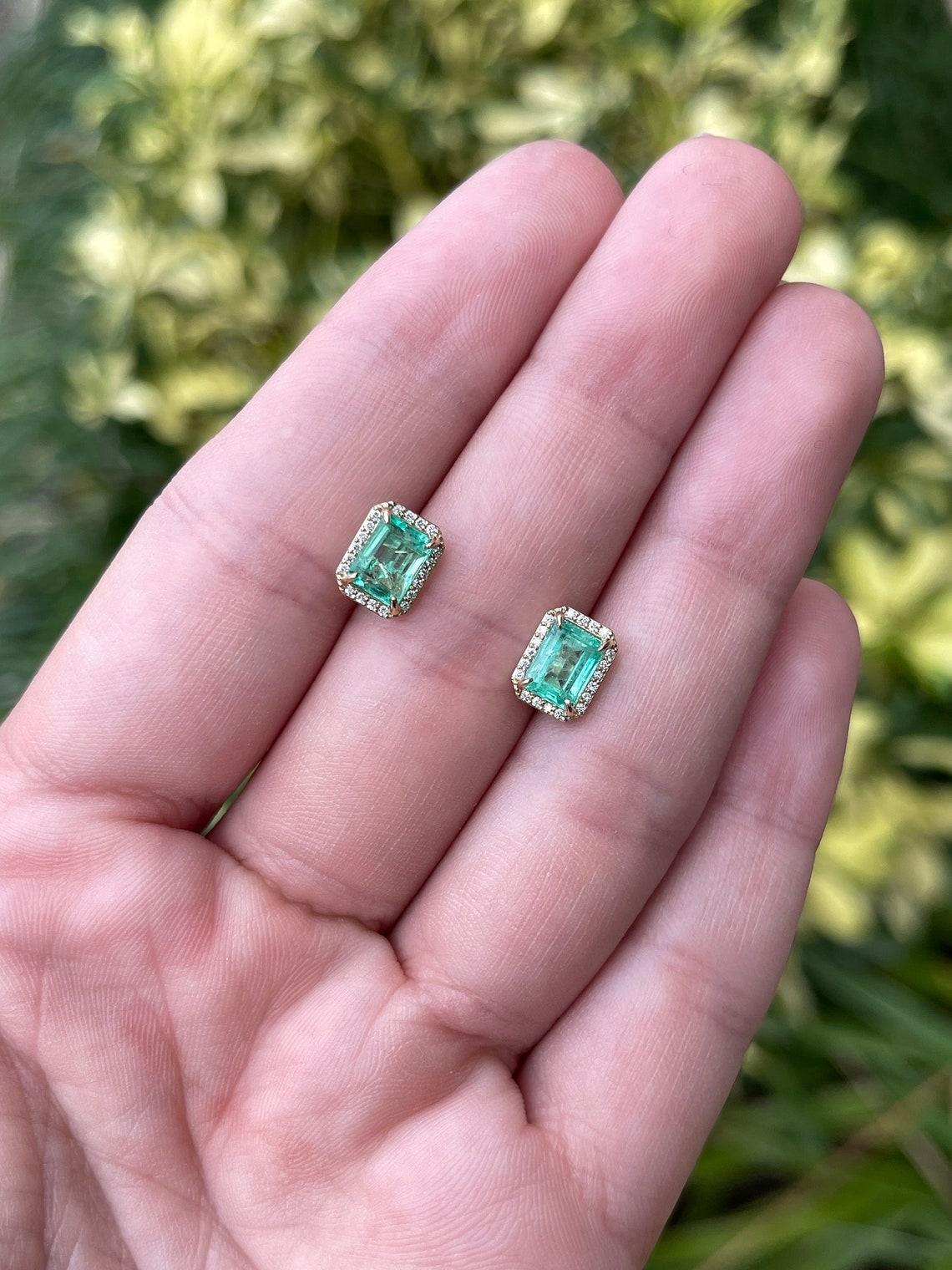 Moderno Orecchini a perno in oro 14K con smeraldo naturale da 2,10tcw e diamante VS 9x7mm Classico in vendita