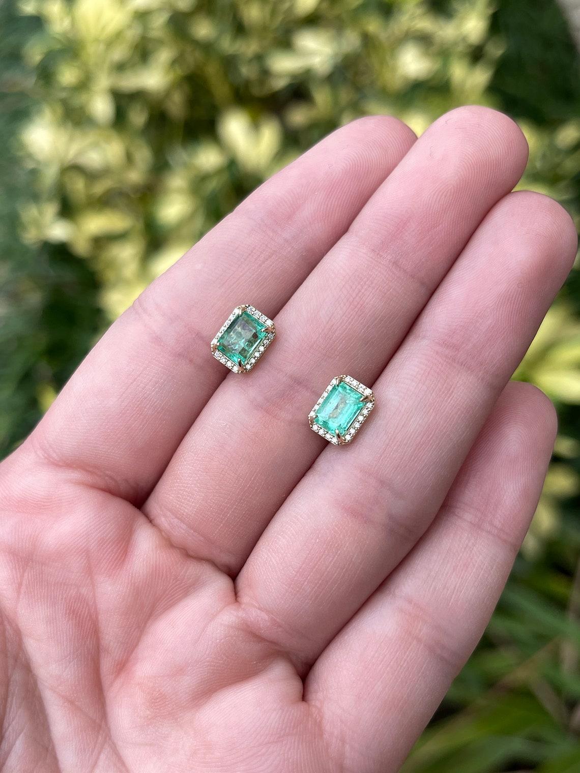 Taglio smeraldo Orecchini a perno in oro 14K con smeraldo naturale da 2,10tcw e diamante VS 9x7mm Classico in vendita