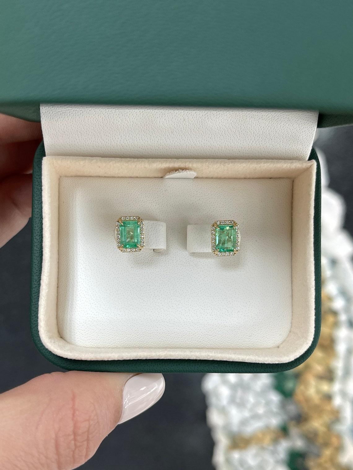 Donna Orecchini a perno in oro 14K con smeraldo naturale da 2,10tcw e diamante VS 9x7mm Classico in vendita