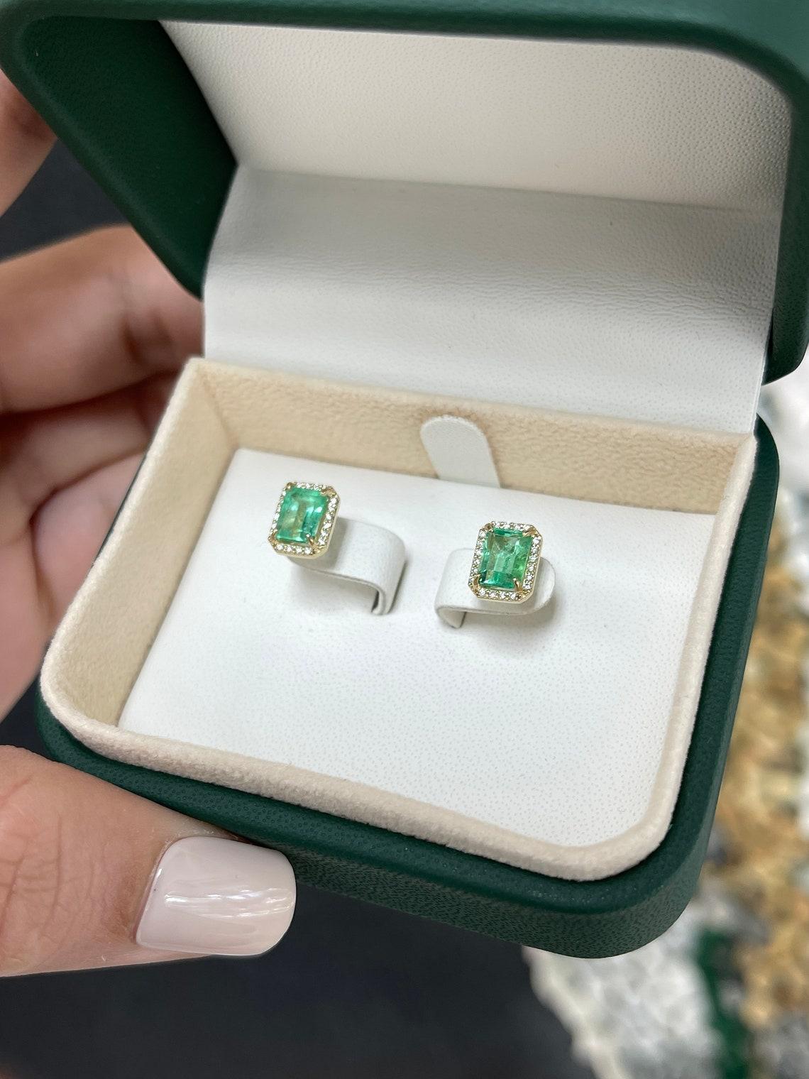 Orecchini a perno in oro 14K con smeraldo naturale da 2,10tcw e diamante VS 9x7mm Classico in vendita 2