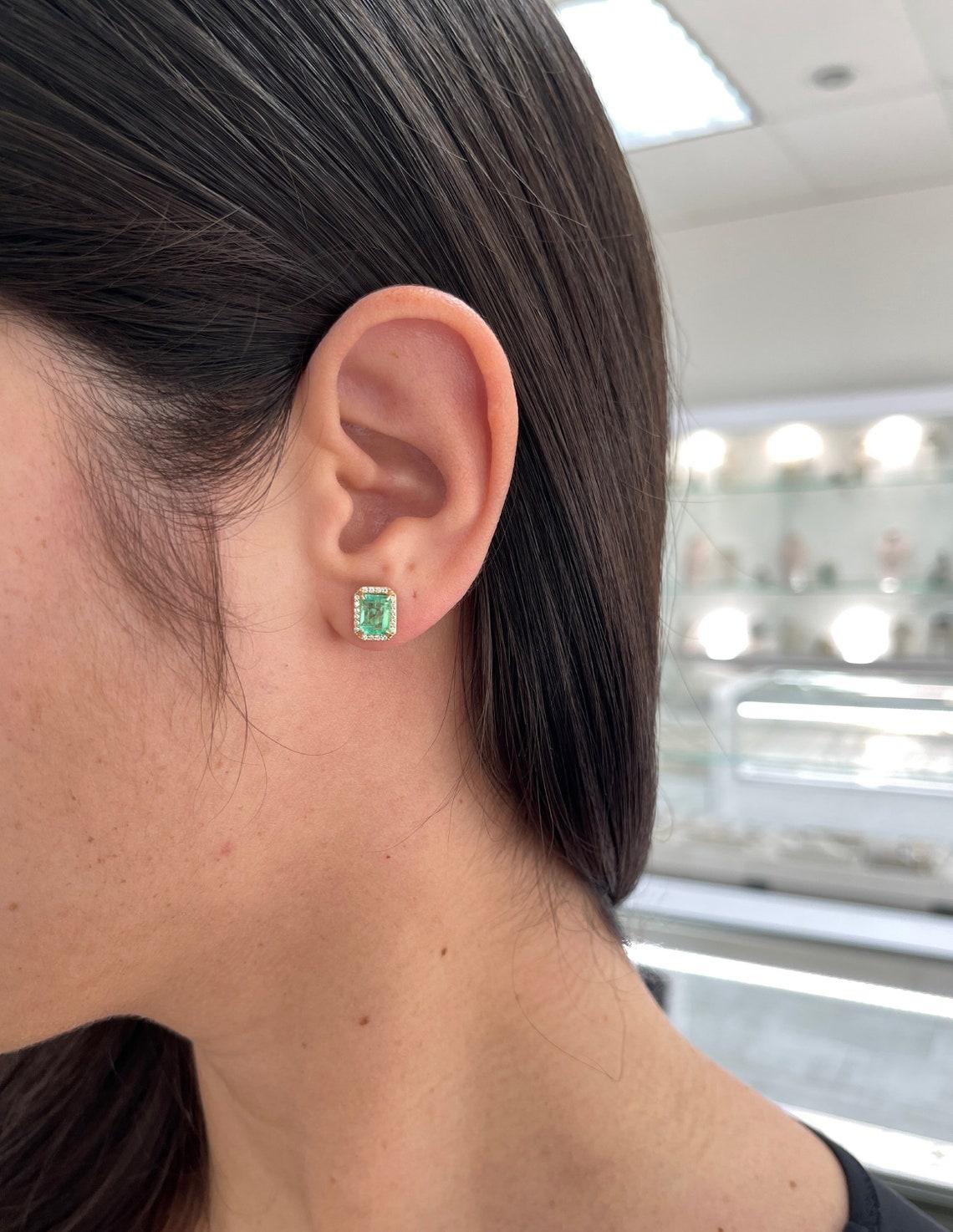Orecchini a perno in oro 14K con smeraldo naturale da 2,10tcw e diamante VS 9x7mm Classico in vendita 3