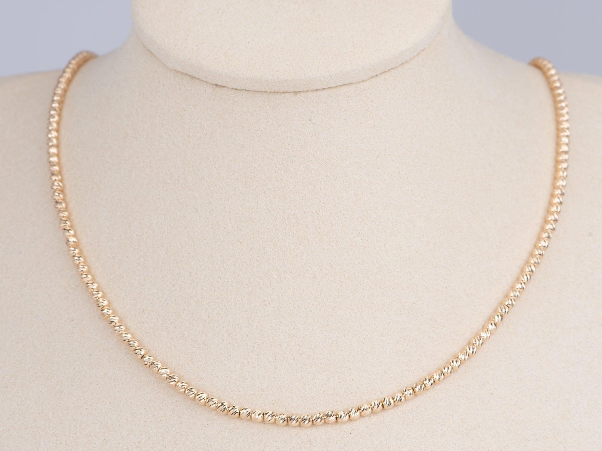  Feal si sente lussuoso con questa collana di perline scintillanti in oro 14K con taglio a diamante. Realizzata in oro massiccio, ogni perlina da 14 carati ti regala una lucentezza alla moda. Con un peso di 6 g, questa splendida collana aggiunge un