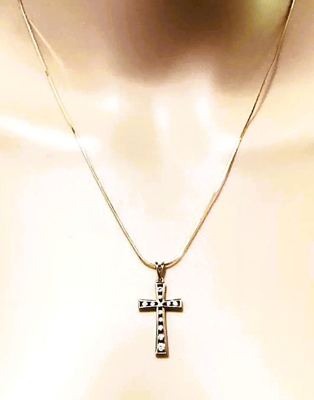 C'est un très joli collier.  Il est unique parce qu'on ne voit pas beaucoup de pendentifs en croix sertis en canal.  C'est un collier que vous pouvez porter en toute occasion ou tous les jours.  Il s'agit d'un produit d'occasion, mais comme neuf. 