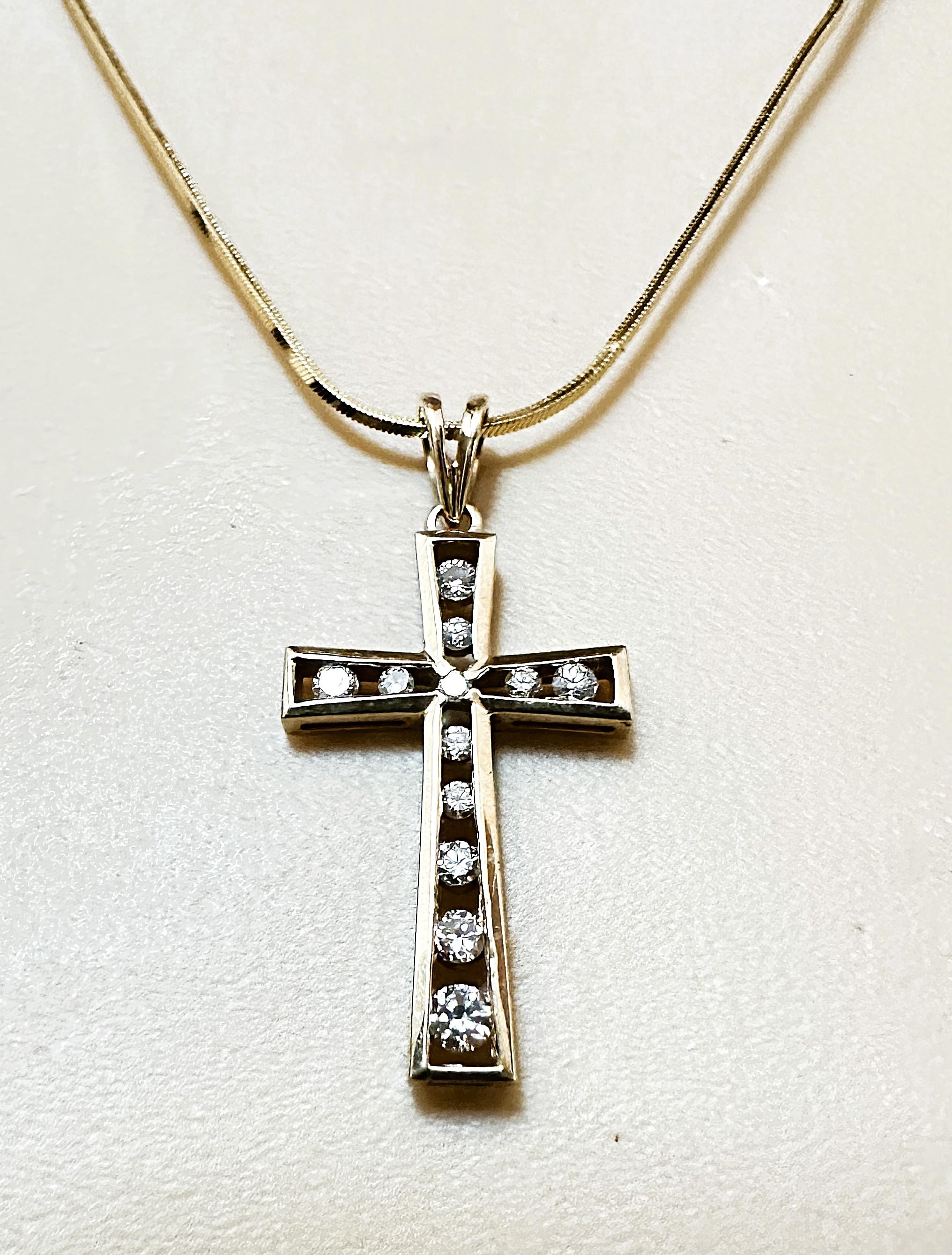 Taille brillant 14k Gold .25 Carat Diamond Channel Set Cross Necklace w 18