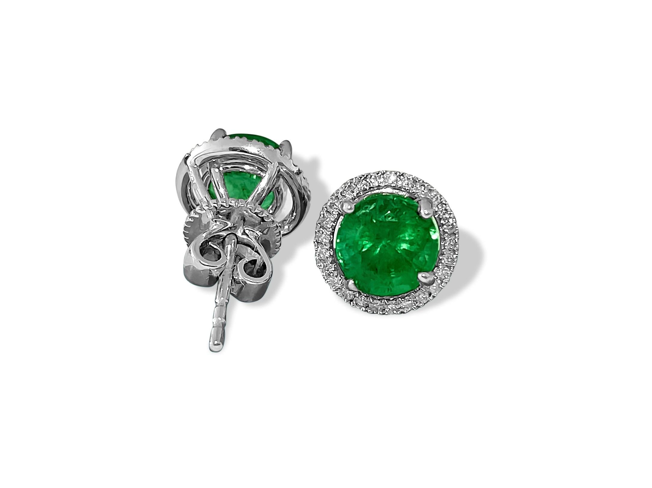 14k Gold 2.50 Carat Emerald Diamond Stud Earrings In Excellent Condition For Sale In Miami, FL