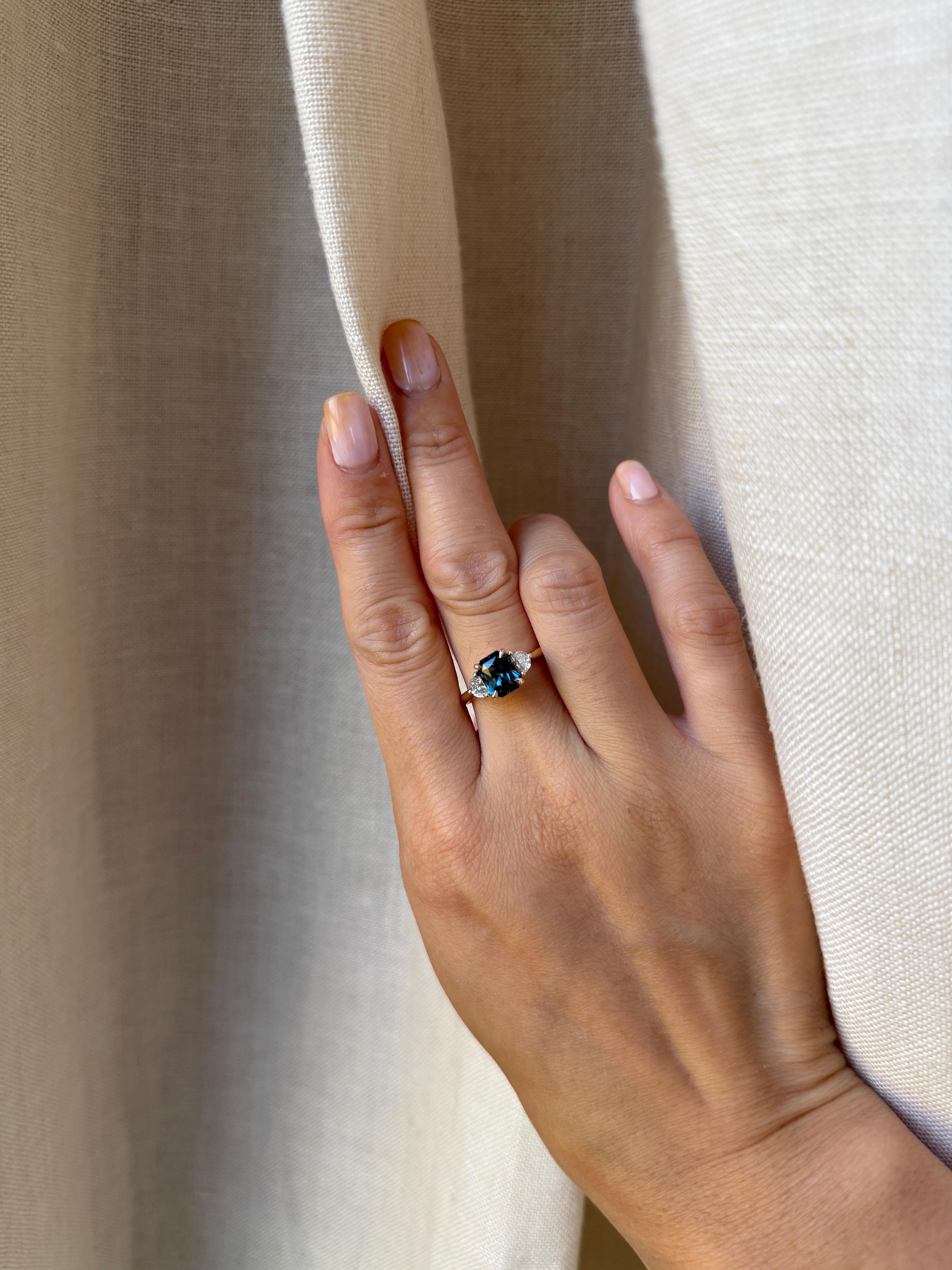 Anillo de oro de 14 quilates con zafiro australiano verde azulado de 2,52 quilates y acentos de diamantes en forma de media luna Contemporáneo en venta