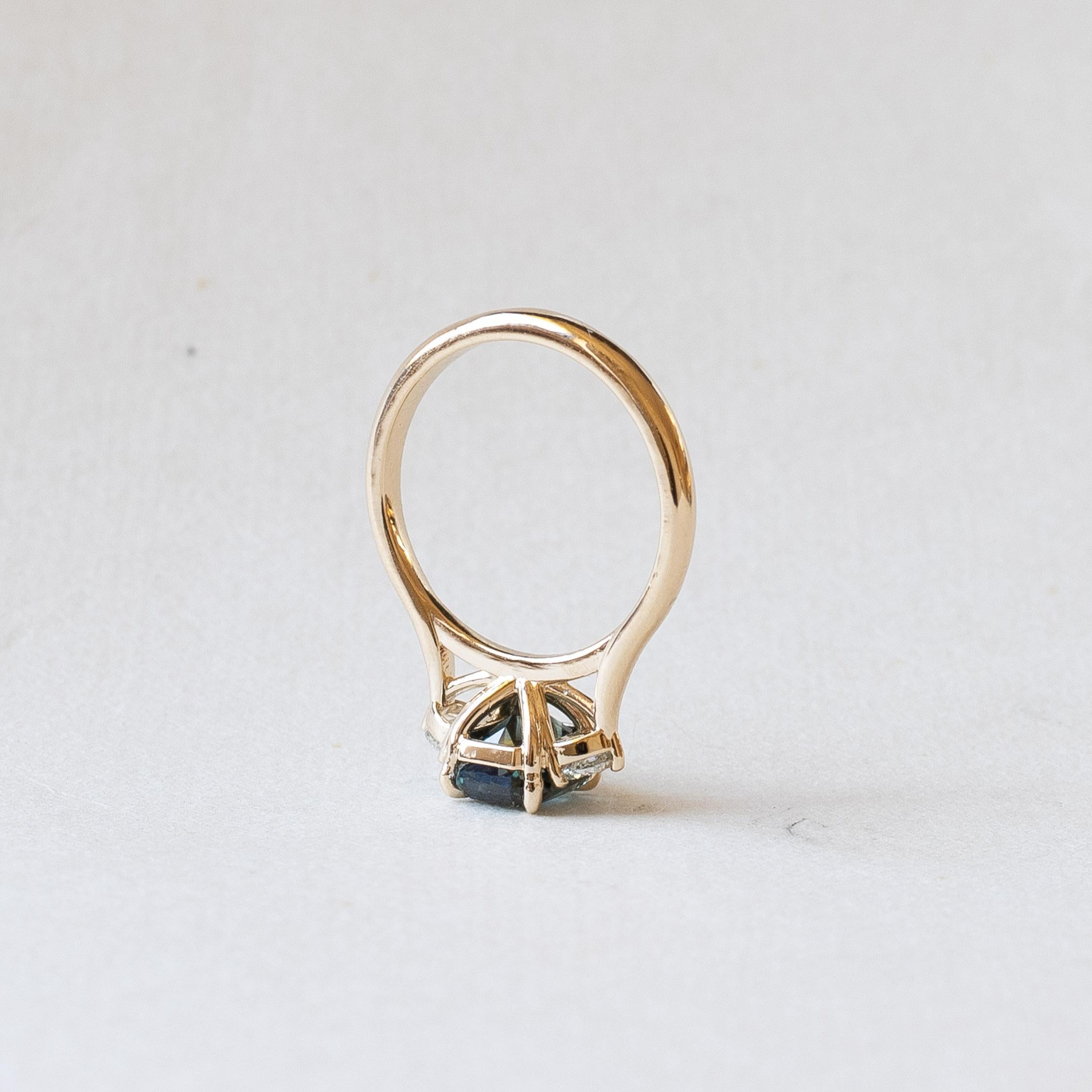 Anillo de oro de 14 quilates con zafiro australiano verde azulado de 2,52 quilates y acentos de diamantes en forma de media luna Corte esmeralda en venta