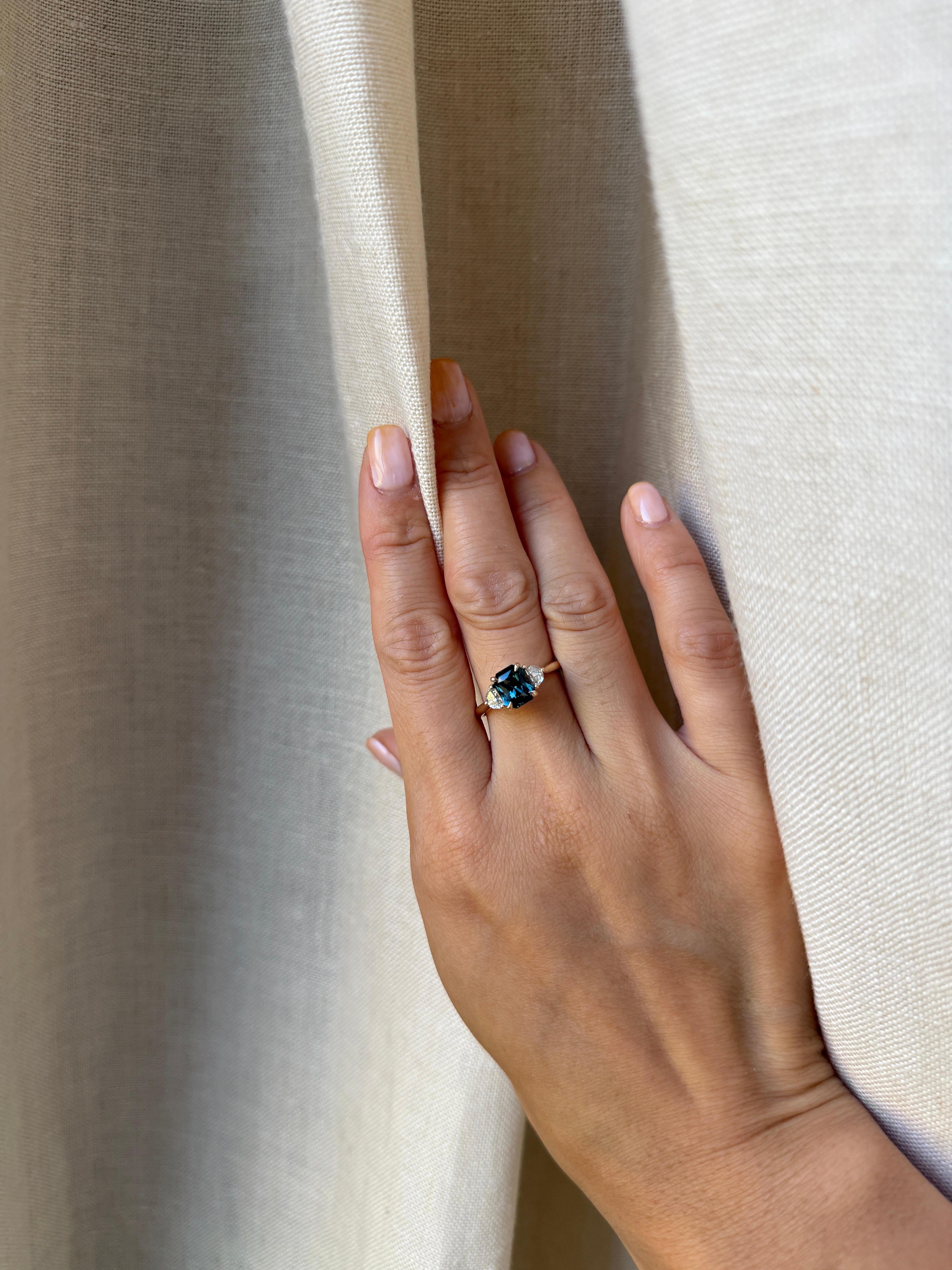 Anillo de oro de 14 quilates con zafiro australiano verde azulado de 2,52 quilates y acentos de diamantes en forma de media luna en venta 2