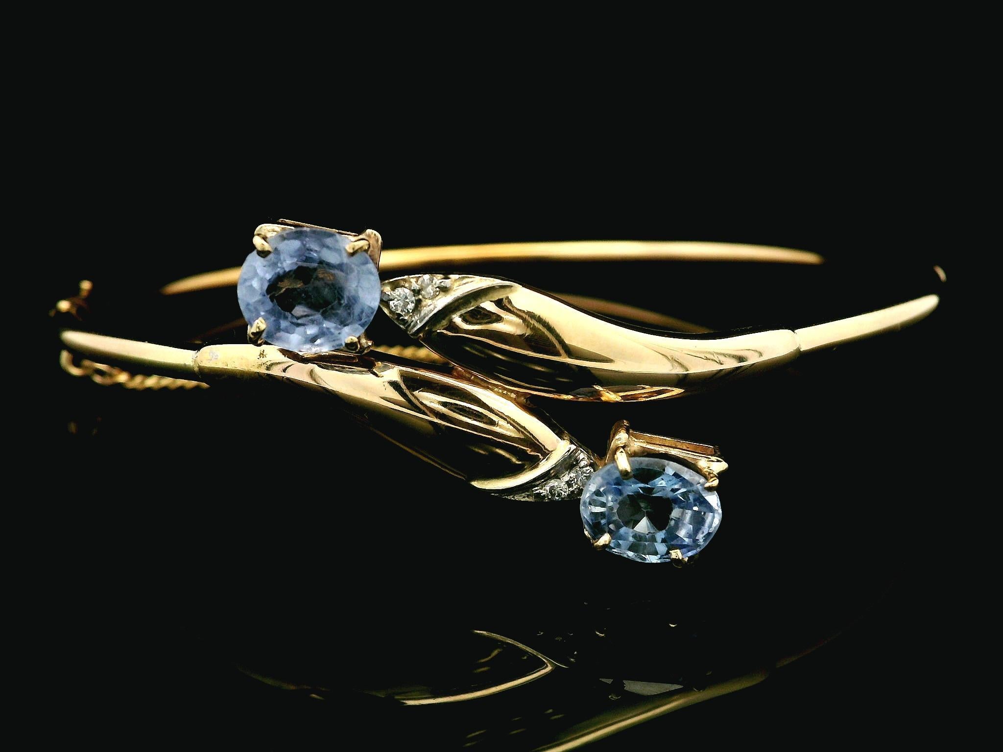 14k Gold 2.55 Ceylon Periwinkle Sapphire & Diamant Scharnier Bypass Armreif (Ovalschliff) im Angebot