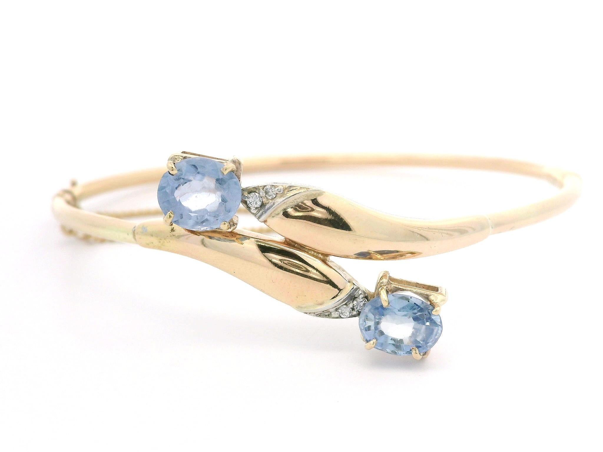 14k Gold 2.55 Ceylon Periwinkle Sapphire & Diamant Scharnier Bypass Armreif im Zustand „Gut“ im Angebot in Montclair, NJ