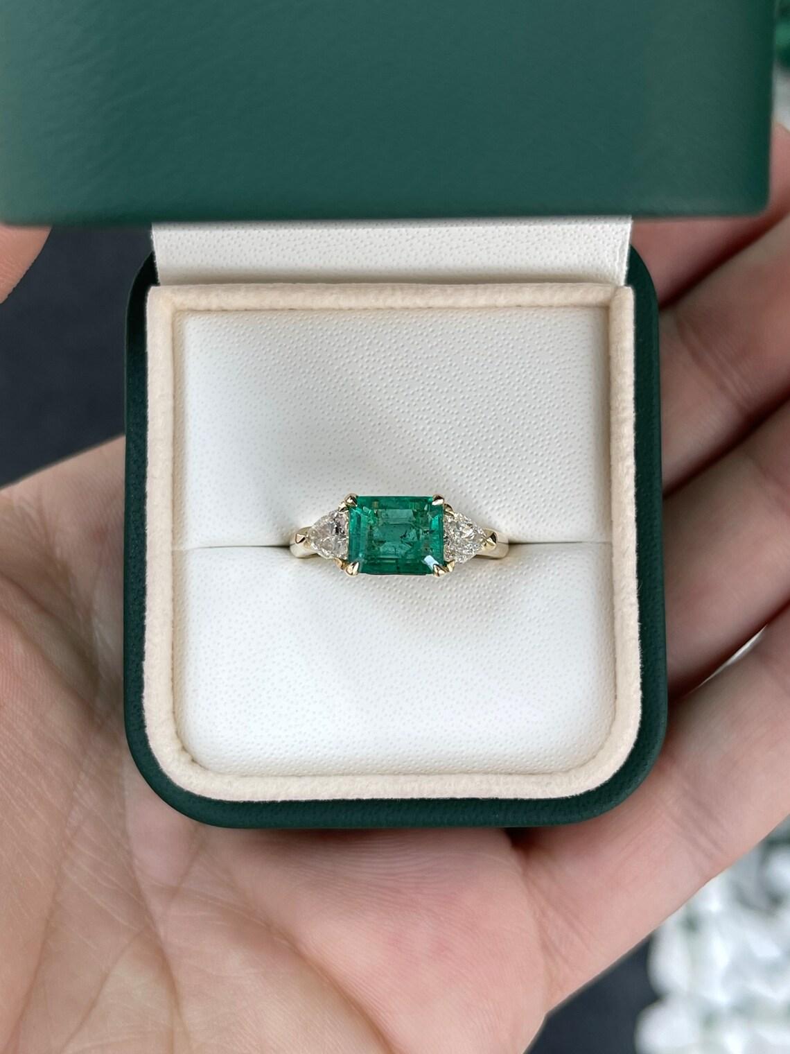 Anillo de oro de 14 quilates con esmeralda y trillón de diamantes de 2,58 qt, tres piedras este-oeste Art Decó en venta